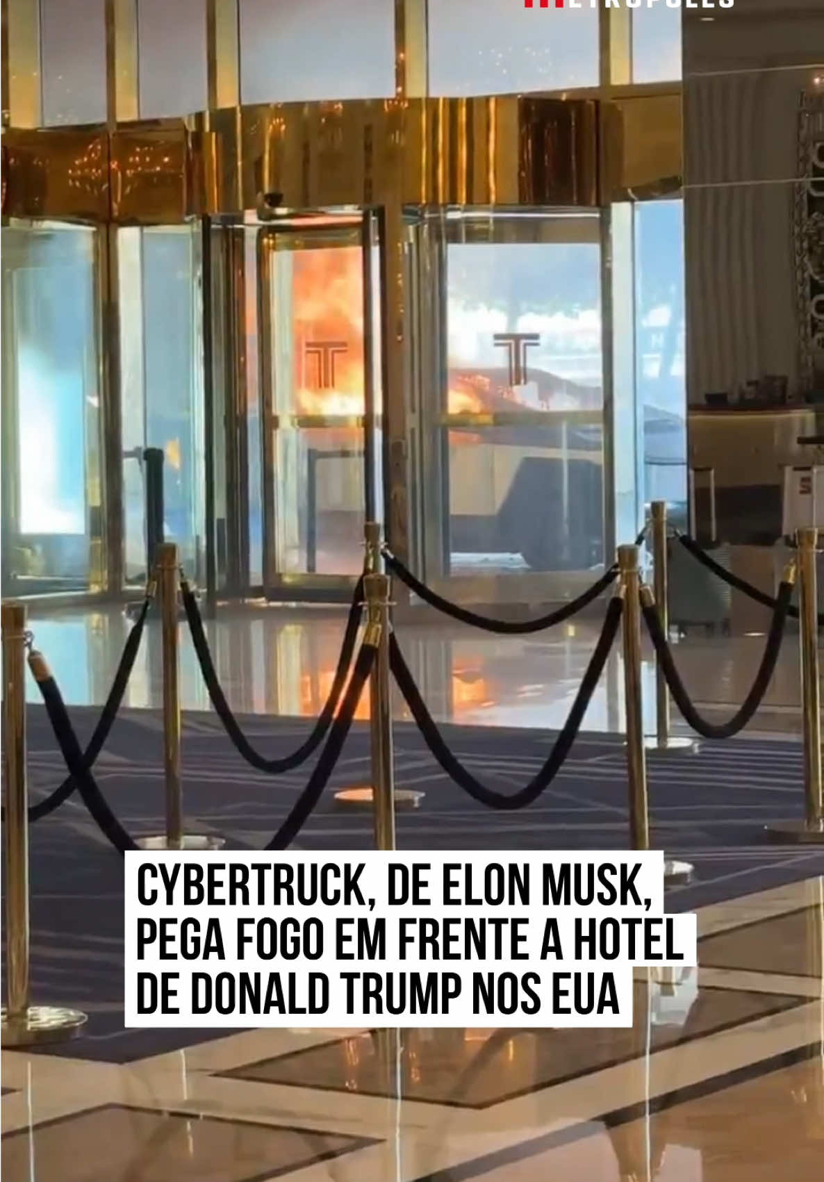 Um veículo modelo #Tesla #Cybertruck, do empresário #ElonMusk, pegou fogo em frente ao #Trump International Hotel, em Las Vegas, nos Estados Unidos. O episódio ocorreu nesta quarta-feira (1º/1) e gerou uma nuvem de fumaça em volta do edifício. Um vídeo compartilhado nas redes sociais mostra o carro tecnológico em chamas. As causas do incidente ainda são desconhecidas. O fogo era visto de longe e assustou frequentadores e funcionários do hotel que pertence ao presidente Donald Trump. #TikTokNotícias