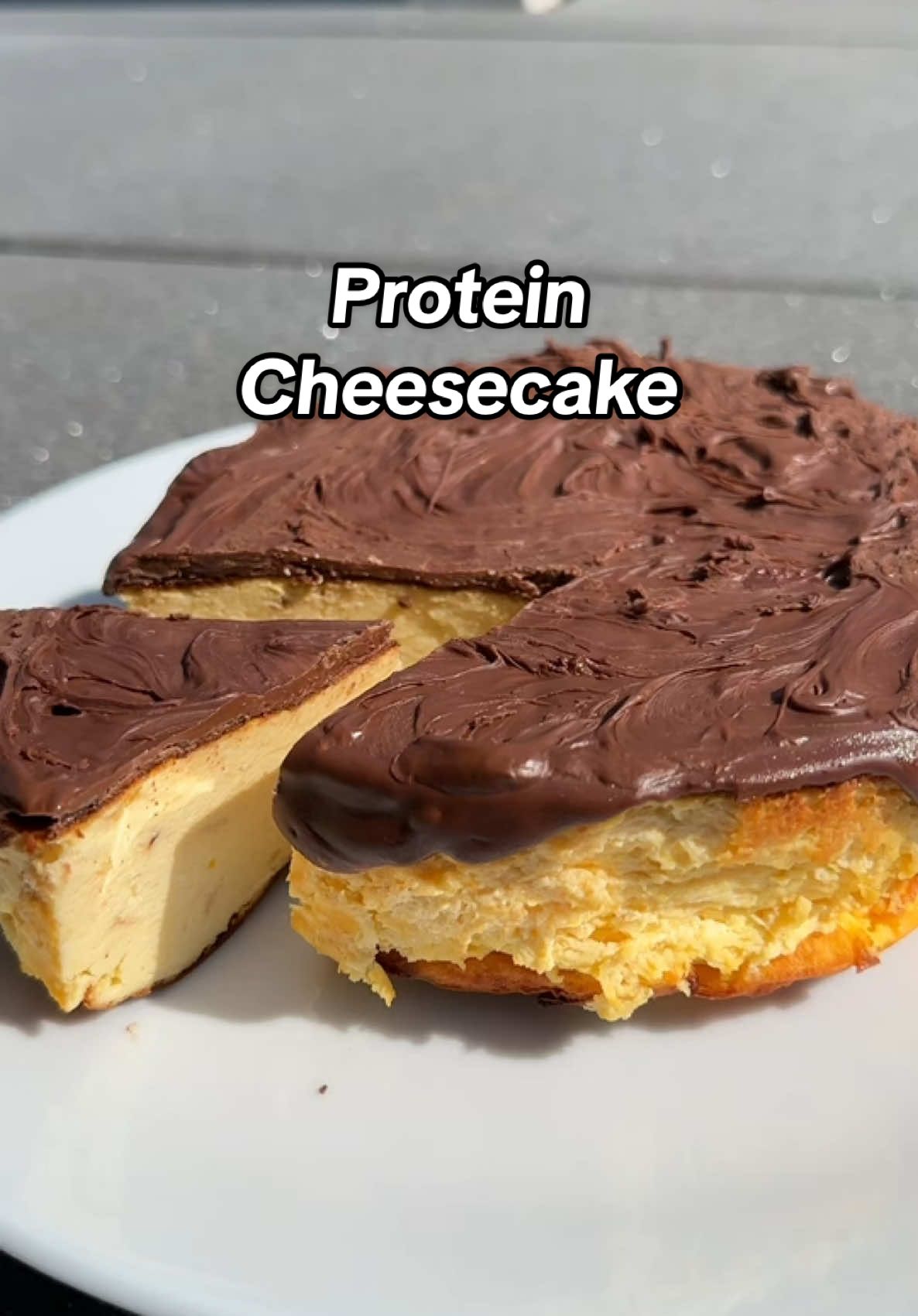 💞🍰BESTER ABNEHM CHEESECAKE 🍰💞146g Protein ! 😱 ➡️ Folge mir @bylaraxx für mehr Rezepte, Tipps und Tricks für deine perfekte Diät ✨ 🩷 Mit Stern markierte Produkte sind von MORE NUTRTION maximal sparen mit Code „BYLARA“ 🥰✨ Zutaten: * 650g Magerquark * 200g Frischkäse leicht * 70ml Cremfine Kochsahne 7% * 2 Eier * 1 Packung Puddingpulver Vanille * 3 Löffel MORE Chunky Flavour „Vanilla Perfection“ oder anderes Süßungsmittel nach Wahl* * Optional für noch mehr Proteine: 40g Sahne oder vanilla Chocolate Chip Cookie 🍪 * —-> alternativ : 15g mehr Speisestärke Alles vermengen und in eine kleine Kuchenform geben. Insgesamt eine Stunde bei 180 grad O/U backen 🧁💞 Am besten über Nacht auskühlen lassen ( mindestens 6 - 8 Stunden ) Und in den Kühlschrank stellen 🧁🫶 Nährwerte pro Stück ( bei 8 ) : 143 kcal - 9g carbs - 18g Protein - 3,5g fett —— #proteincheesecake #käsekuchen #proteinkäsekuchen #käsekuchenrezept #cheesecakerezept #Kalorien #kalorienarm #kalorienarmbacken #kalorienarmerezepte #fitnessrezept #diätrezept #magerquark #magerquarkrezepte #quarkrezept #schokolade