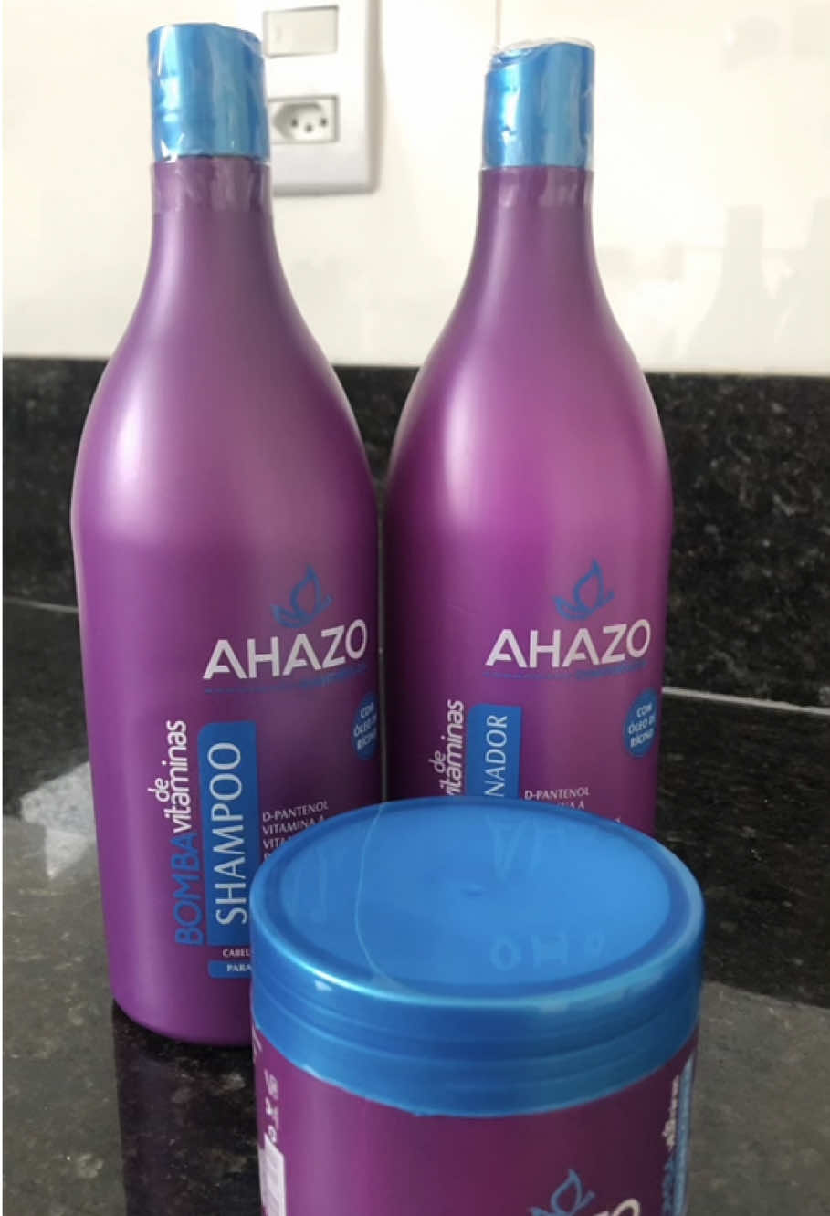 AchadinhosDa Shopee Kit Capilar Ahazo Cosméticos – Shampoo, Condicionador e Máscara Bomba Transforme a saúde dos seus cabelos com o Kit Ahazo Cosméticos, composto por shampoo, condicionador e máscara capilar bomba. Ideal para todos os tipos de cabelo, essa linha é formulada com óleo de rícino, D-pantenol, vitamina A e proteínas vegetais, promovendo fios mais fortes, hidratados e com brilho intenso. #ahazocosmeticos #achadosshopee #kitAhazoCosmetico 