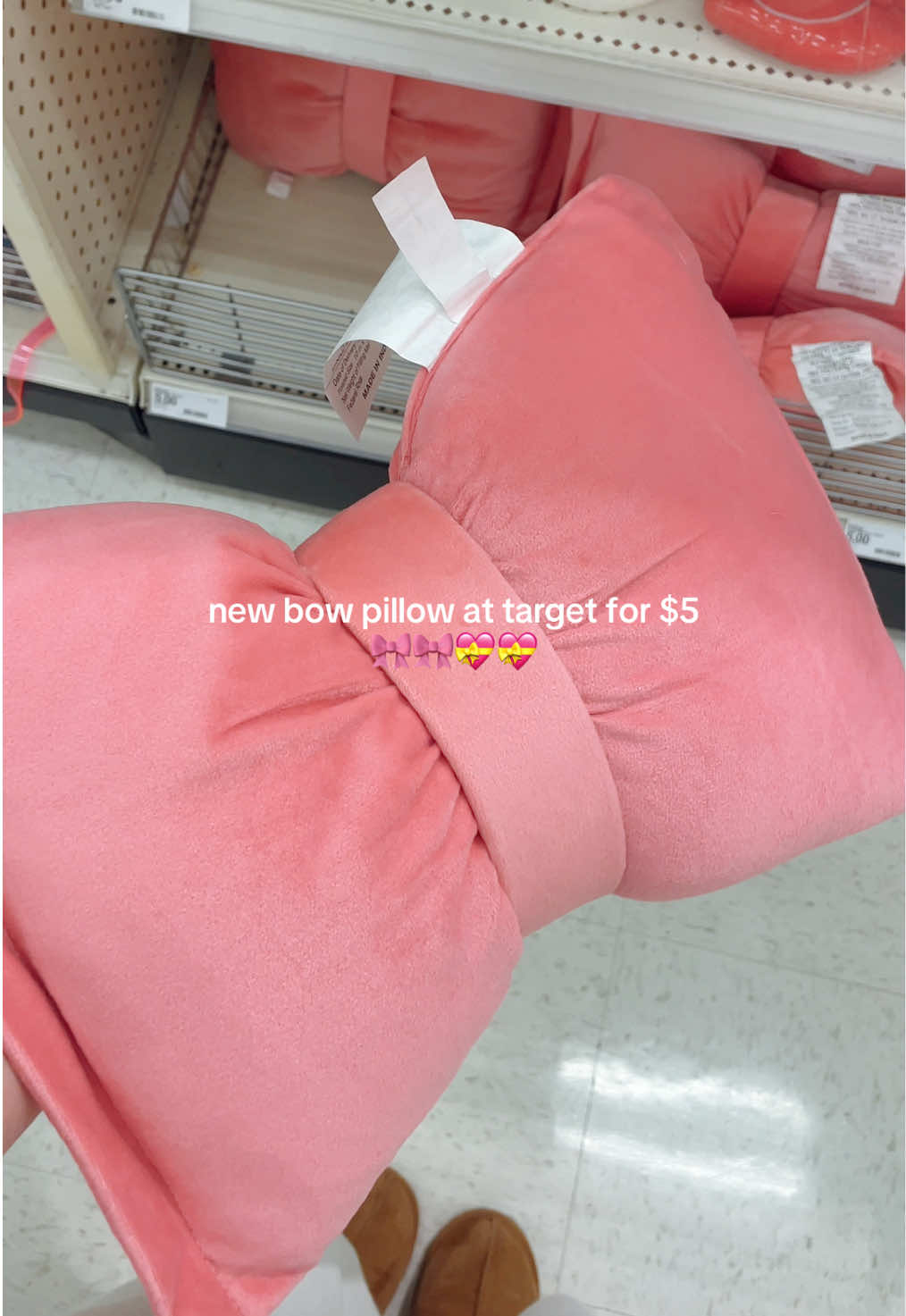 bow pillow for valentine’s day💓💓💓 #foryou #target #targetfinds #targetvalentinesday #ValentinesDay #relatable #valentinesdecor #bow 