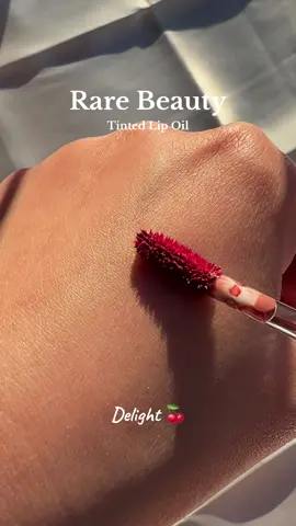 #RareBeauty Soft Pinch Tinted Lip Oil 🍒 Shade #Delight 🍉 A jelly lip transforms to oil ✨ #rarebeautytintedlipoil #lipoil #newyearnewaura #selenagomez #beauty #makeup #virallipoil 