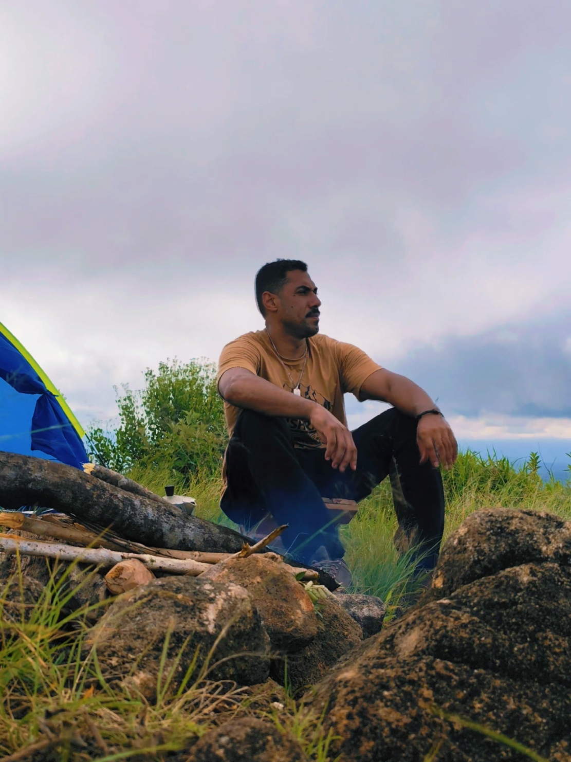 Passei a virada do ano no alto do Morro da Pedra Branca, a natureza e uma vibe indescritível. Entre o silêncio das estrelas e o amanhecer do novo ano, renovei minha energia e meus sonhos. Comecei 2025 conectado ao que é realmente importante 🌄✨