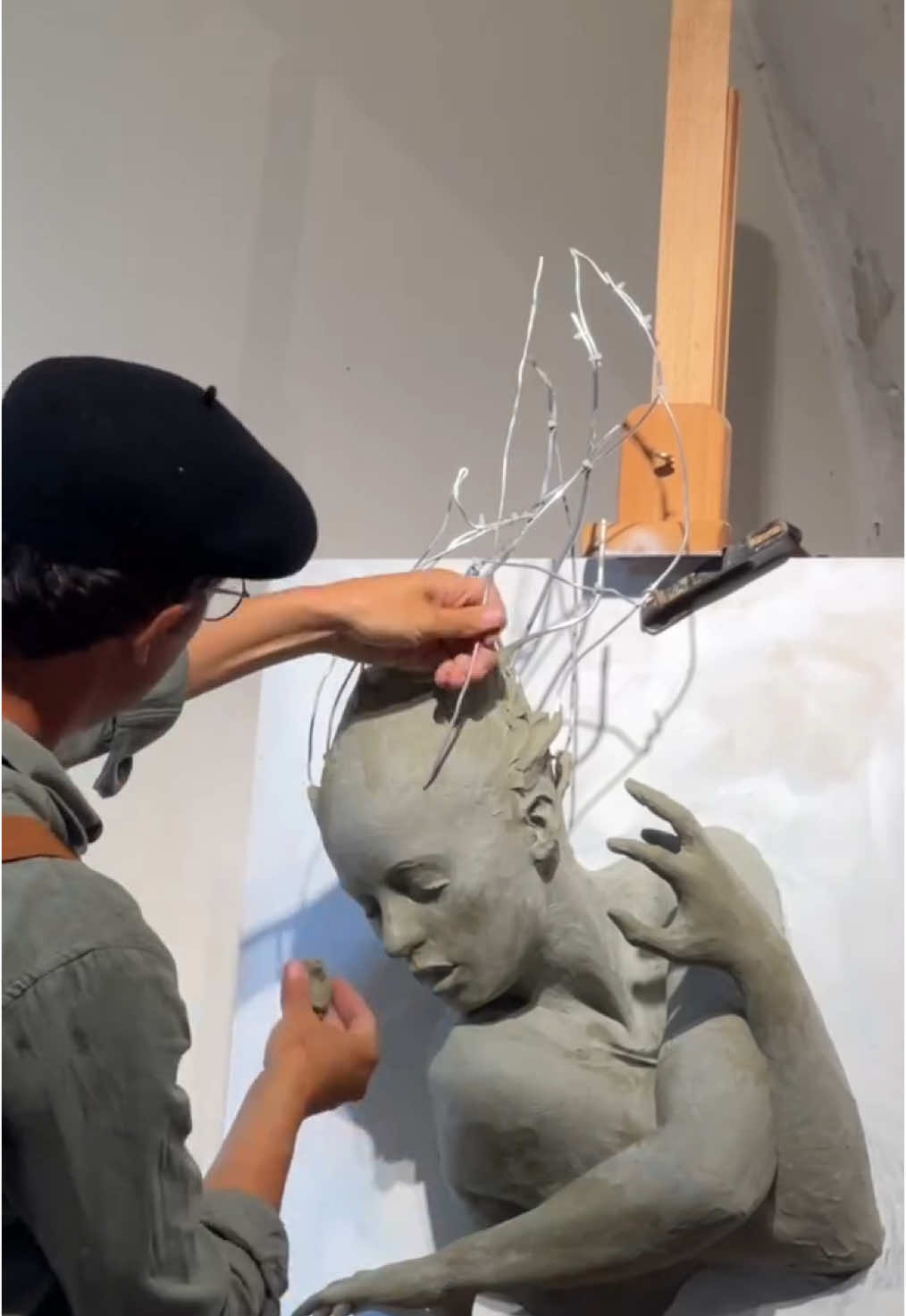 Sculptor @peterreuterbergsculptor PETERREUTERBERG 🇸🇪Swedish sculptor www.peterreuterberg.com #sculpture #skulptur #figurativeart #figurativesculpture #bildhauer #escultura #contemporarysculpture #florenceacademyofart #sculpturestudio 