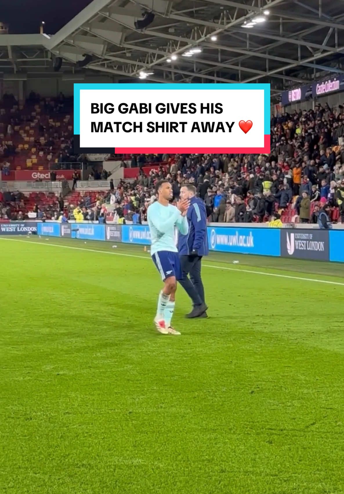 Big Gabi giving his shirt to one very lucky young Gooner 😍❤️ Welcome to TikTok, @Gabriel Magalhães 👋  #arsenal #afc #gabriel #biggabi 