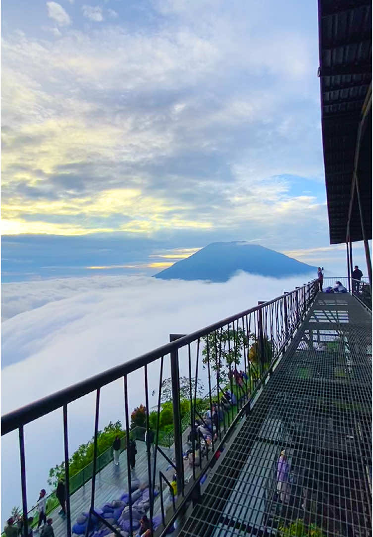 Sesuai exspetasi?? #telomoyomountain #triangleskytelomoyo #telomoyomountainwithyou #fyp #tiktok #liburan #tahunbaru #lauatanawan #sunrise @Triangle Sky Telomoyo @fgtelomoyo jasa foto dan video @telomoyojipexplore @Telomoyo Update Real @Dokumentasi Telomoyo 