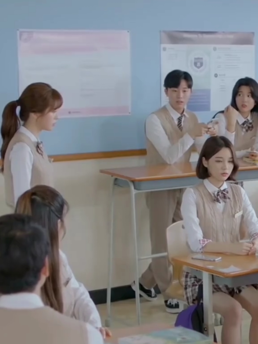 Yg satu bertahan di bully satu kelas untuk menebus kesalahannya,yg satu lagi memaafkan tapi tidak mau dekat lagi.Endingnya takdir berkata lain 🤔🥰  #Miji  #Jisoo  #Theguiltysecret  #Meetyouagain 