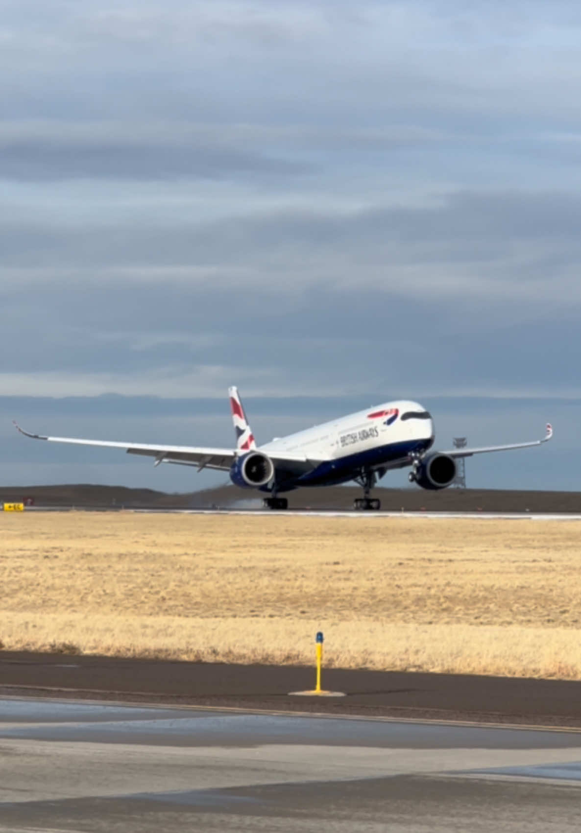 A silky smooth landing from this @British Airways A350-1000 #aviation #aviationlovers #plane #avgeek #fyp #foryoupage #airportops #planespotting #planelovers #travel #airport #flying #airbus #a350 #a35k #britishairways #speedbird #touchdown 