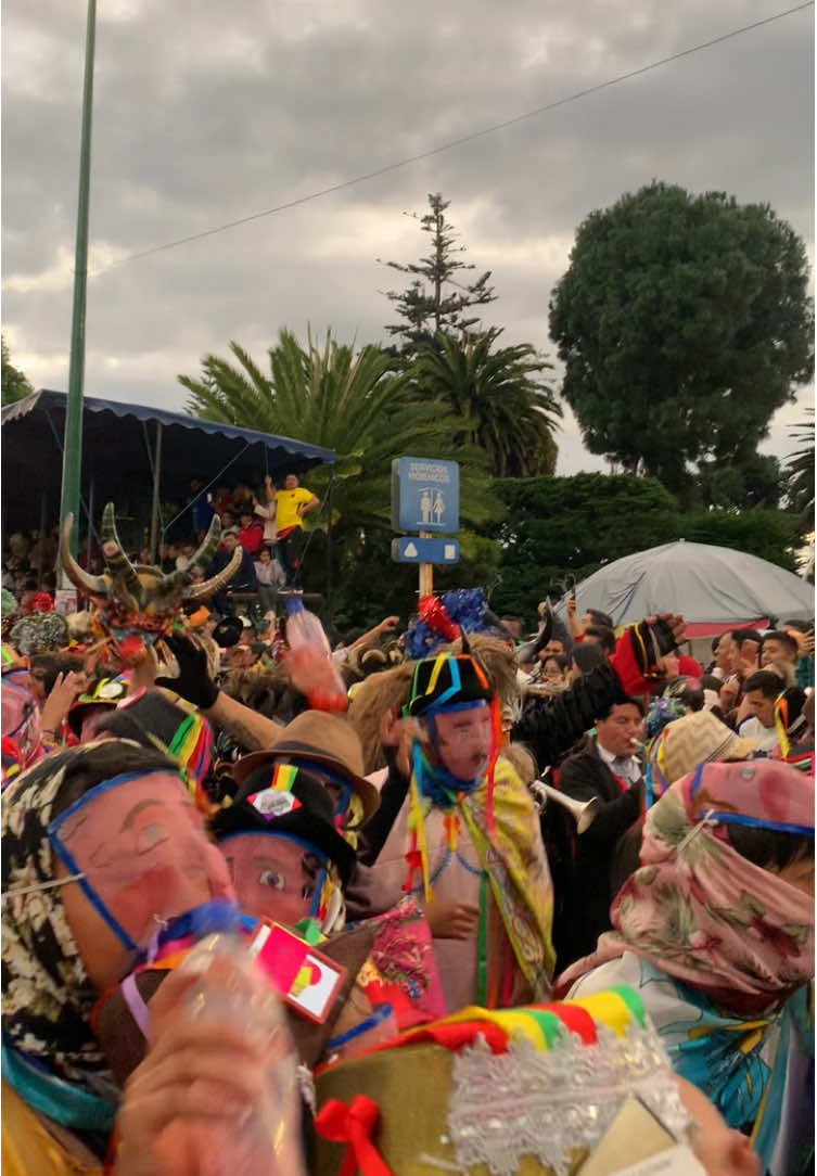 Primer día de la #diabladapillareña 💚💛❤️ que increible continuar esta tradición 😍  #diabladapillareña #pillaro🇨🇬_ecuador🇪🇨 #pillaro #diabladapillareña2025 #fyp #quito 