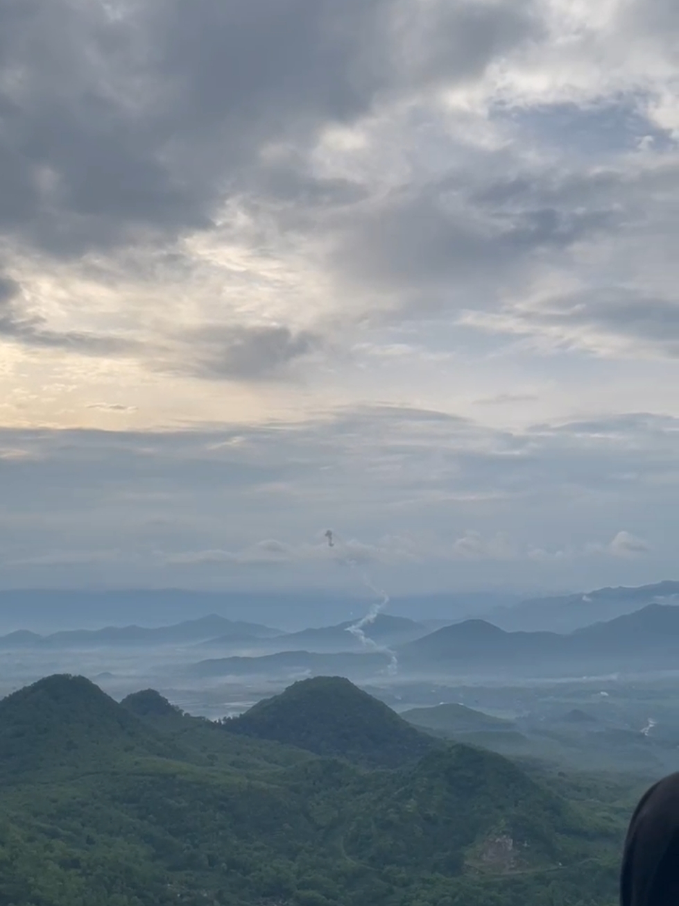 view bukit cumbri+balon ponorogo.🤩 #balonponorogo #bukitcumbriwonogiri 