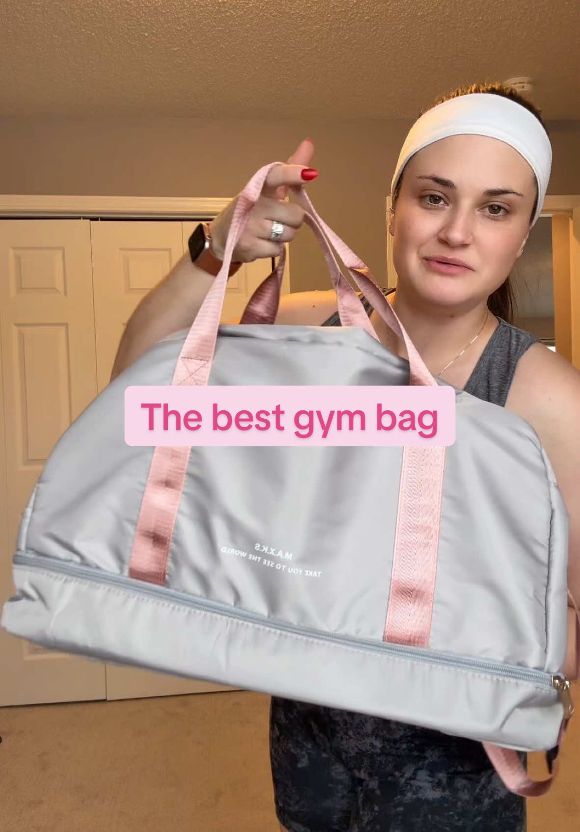 This gym bag is SO NICE! It’s the perfect size to take to the gym, or to use as a weekender duffle bag! Grab the gym bag with the link while they’re in stock in all the colors! #gymbag #dufflebag #gymdufflebag 