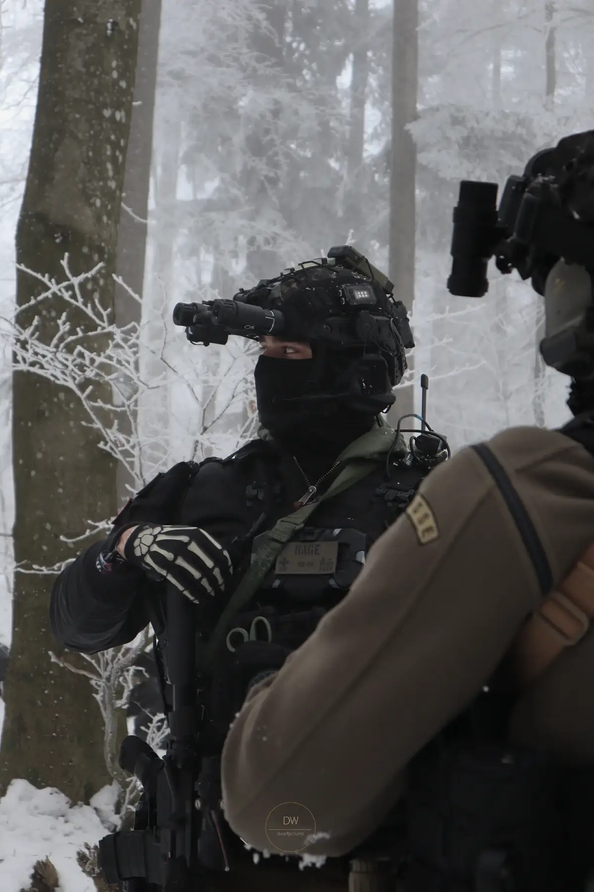 Gloves by @TACLAB Photos by @Lisa Shoulder by @Mace #milsim #breacher #maskedmen #forwardobservationsgroup #burntheboats #fyp #swiss #mace #rage #masked