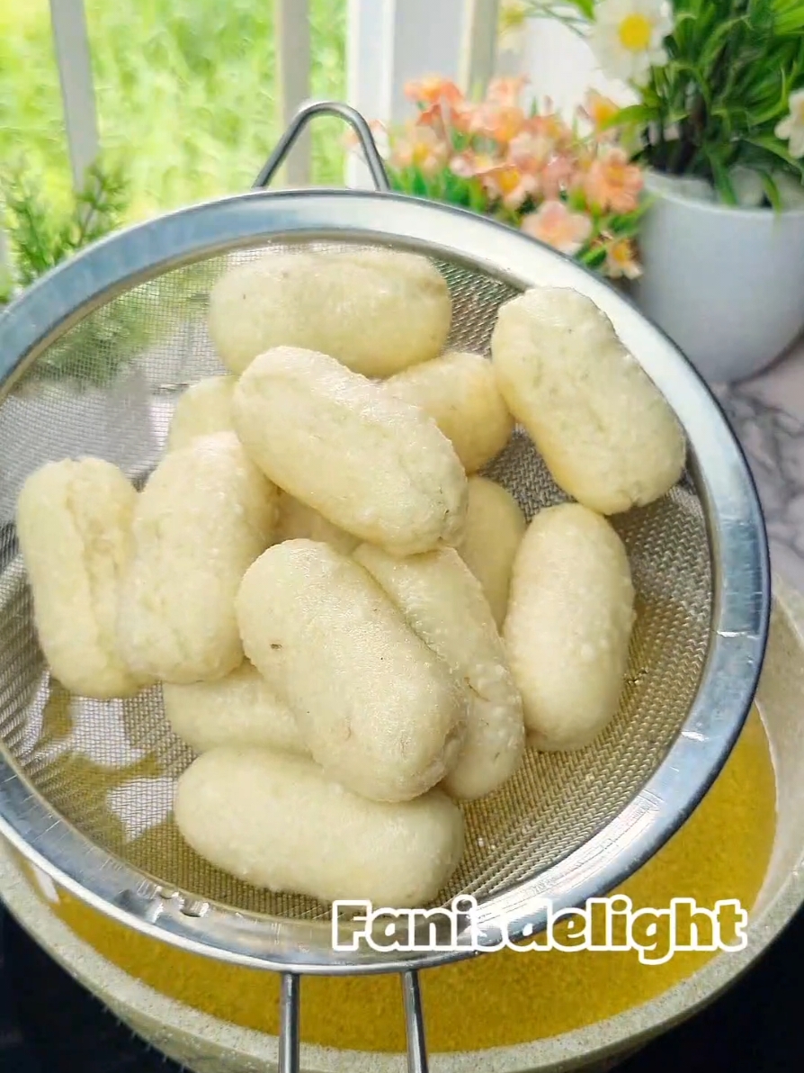 Resep kue gemblong jajanan tradisional enak lembut: 200gr tepung ketan 50gr tepung beras 100gr kelapa parut (stengah tua)  1 sdm gula pasir Sejumput garam 150ml santan hangat  100gr gula pasir 100gr gula merah 30ml air #cemilanenak #jajanantradisional #resepgemblong #cemilanenak #kuetradisional