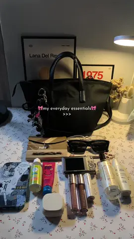 what’s in my bag everyday✨🙌🏻 #whatsinmybag #bag #girlessentials #style #fashion #bags #essentials #foryou #fypシ 