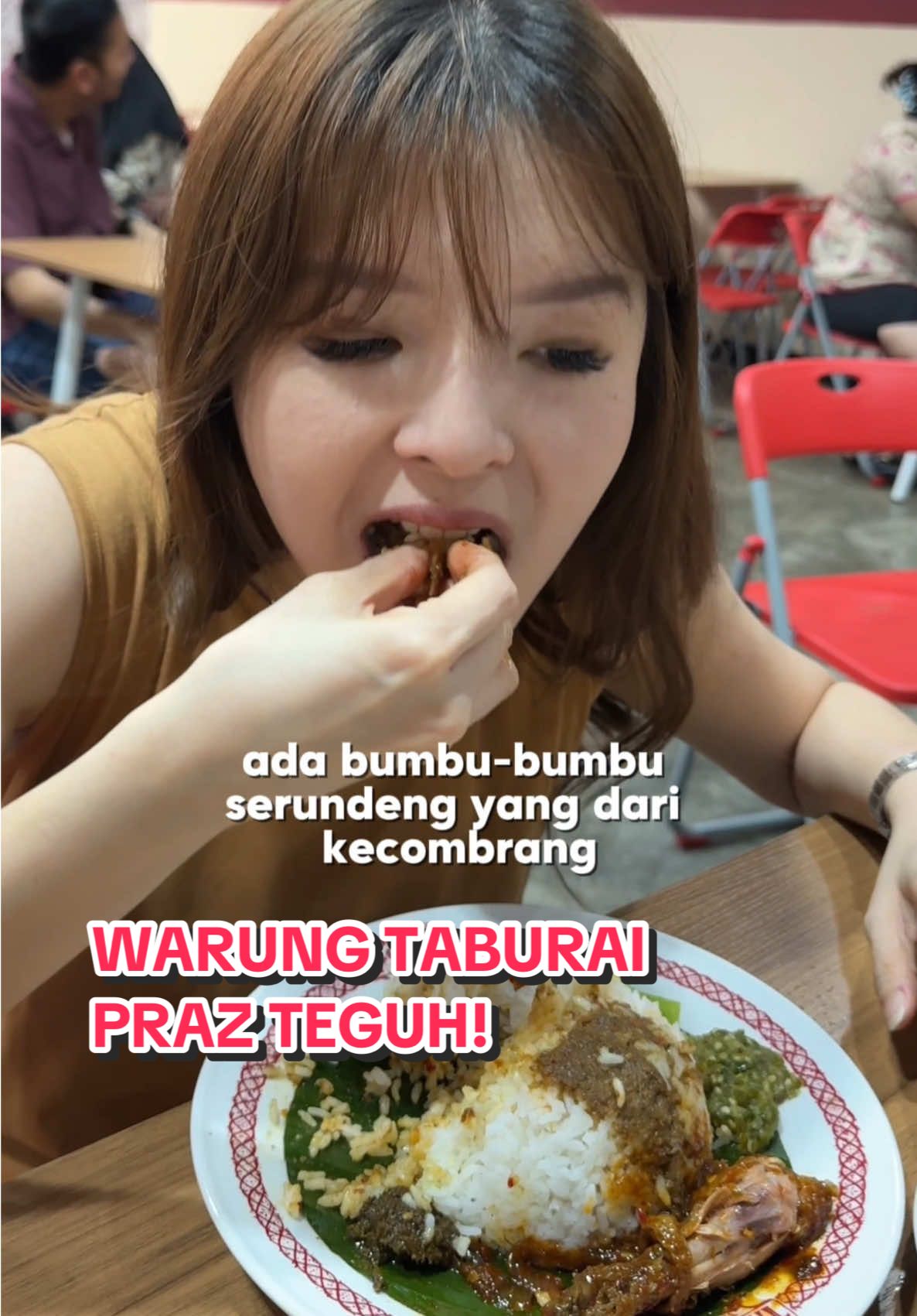 Ini rame banget. Mau makan di hari biasa aja harus ambil antrian nomer dulu. Namanya Warung Taburai nya Praz Teguh. Apa bedanya ya sama nasi Padang?