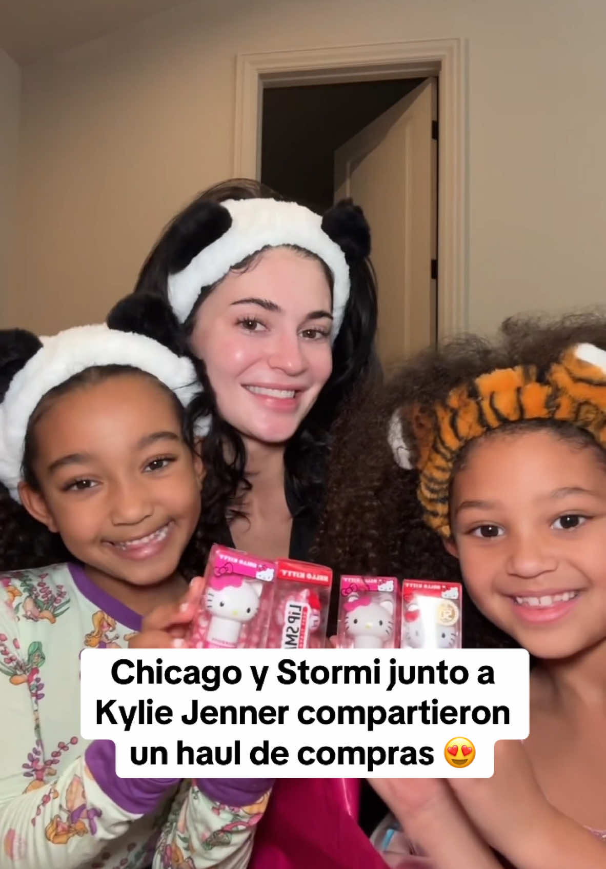 Chicago y Stormi junto a Kylie Jenner compartieron un adorable haul de compras.😍🫶🏻♥️ CC: @enews #kyliejenner #chicagowest #chicago #stormi #stormiwebster #kylie #kyliejenneredit #kyliejenneredits #kyliejennermakeup #kyliejennerfanpage #jenner #jenners #jennersisters #jennerskardashian #kardashians #kardashian #kardashiansjenner #kardashianshulu #kardashianjenner #kardashianlife #kardashianfamily #kardashiankids #kim #kimkardashian #kanyewest #travisscot 