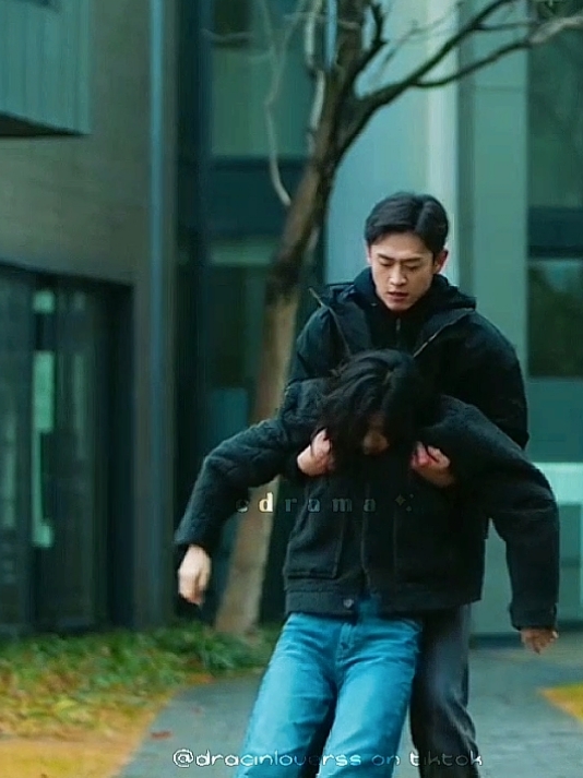 susah kalau yang dilawan pria sakit 😩 btw salfok sama kaca, dipukul berkali2 pakai benda keras gak pecah2 😅 #lovesonginwinter #dramachina #cdrama #huangjingyu #sunqian 