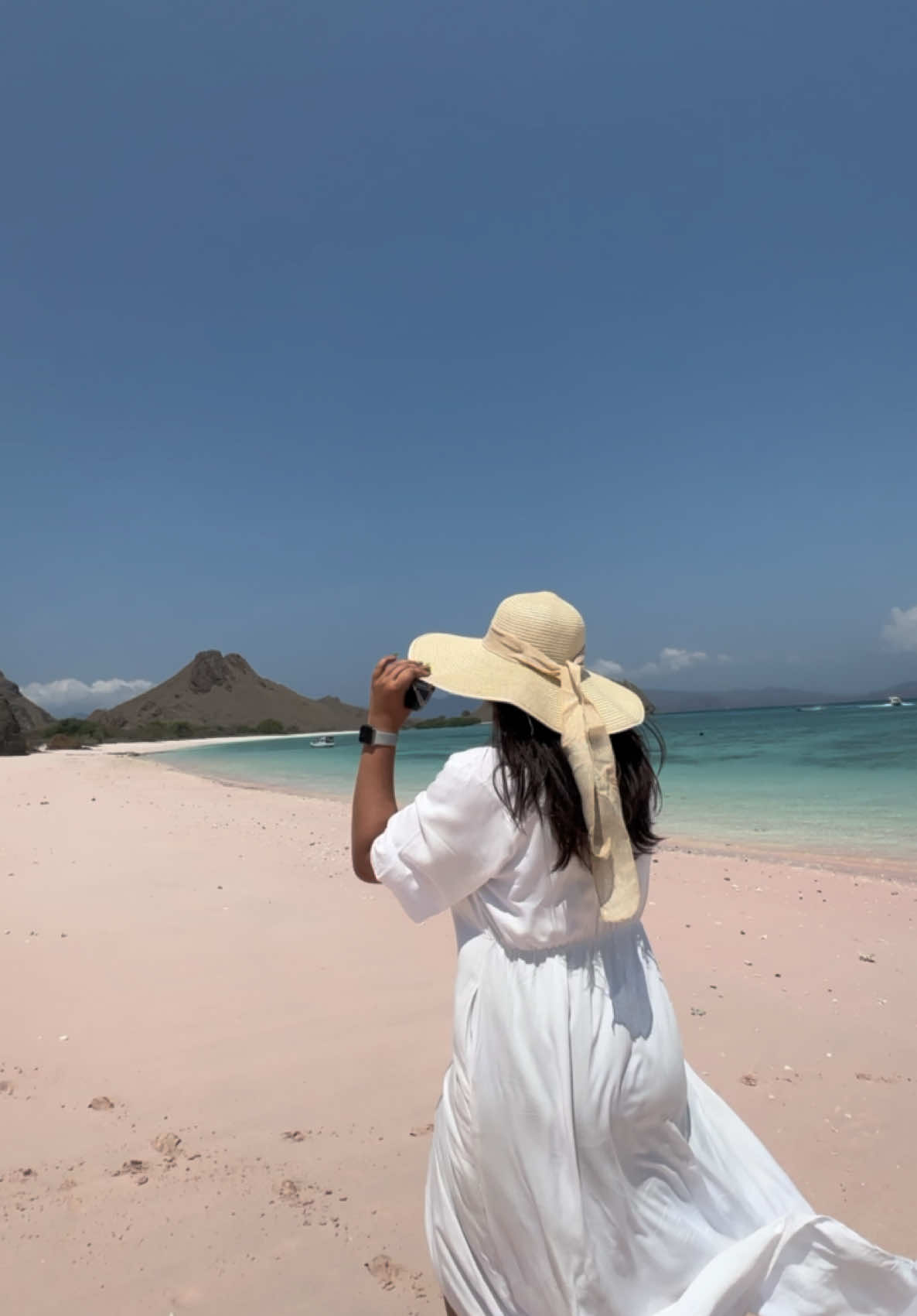 Kata orang ucapan adalah doa hhe serba- serbi kehidupan usia kepala 3 yang sungguh dahsyat semoga sehat selalu dan kaya raya amin wkwkwk ✨🥰 #labuanbajo #exploreindonesia #bajo #pinkbeach #labuanbajoindonesia #life #heal #healthy #healing 