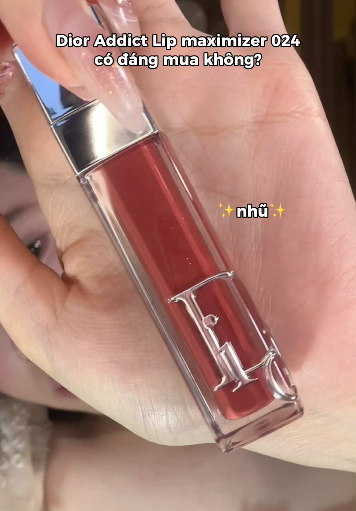 Màu nào của Dior đỏ hồng hả mn ơi? 😭😭 btw son này là son dưỡng, texture y hệt son gloss dạng sệt dính, k có tint nhe 😬  #BeautyTok #son #dior #lipmaximizer #dioraddict #sonbong