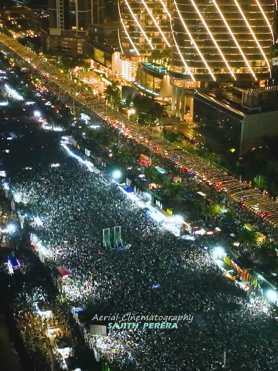 New Year Fireworks in Galle Face 🇱🇰😍 #HappyNewYear2025 #sajithperera #lotustowercolombo #colombo🇱🇰 #NewYear2025 #lotustower #srilankan #viral #viraltiktok #viralvideo #colombo🇱🇰 #foryou #tiktok #sltiktok #viralvideos #srilankan #srilankatiktok🇱🇰 #trending #ceylon_tik_tok #foryoupage #fyp #foryou #fypage #foryourpage #❤️❤️❤️❤️❤️ 