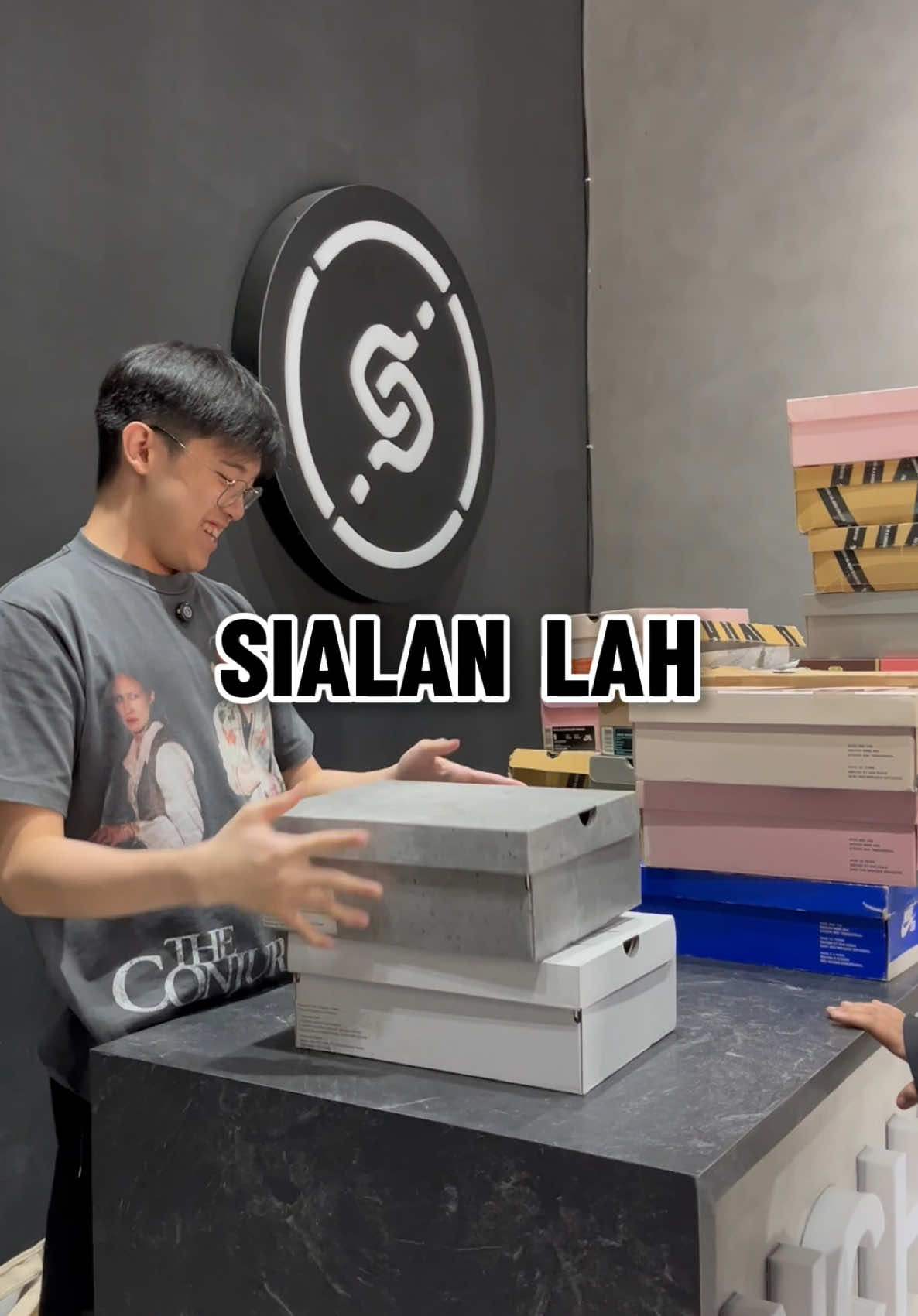 Hari Hari Kurang Berutung Baru hg tanggal 2 Uda Kalah 😌 . Mau Jual/Beli Sepatu Original Cuman Di @uncharted_sply  #fyppppppppppppppppppppppp #tokosepatu #sepatumurah #giveaway #videoviral #challenge #fypage #videolebihpanjanag #coinflip #viancoinflip 