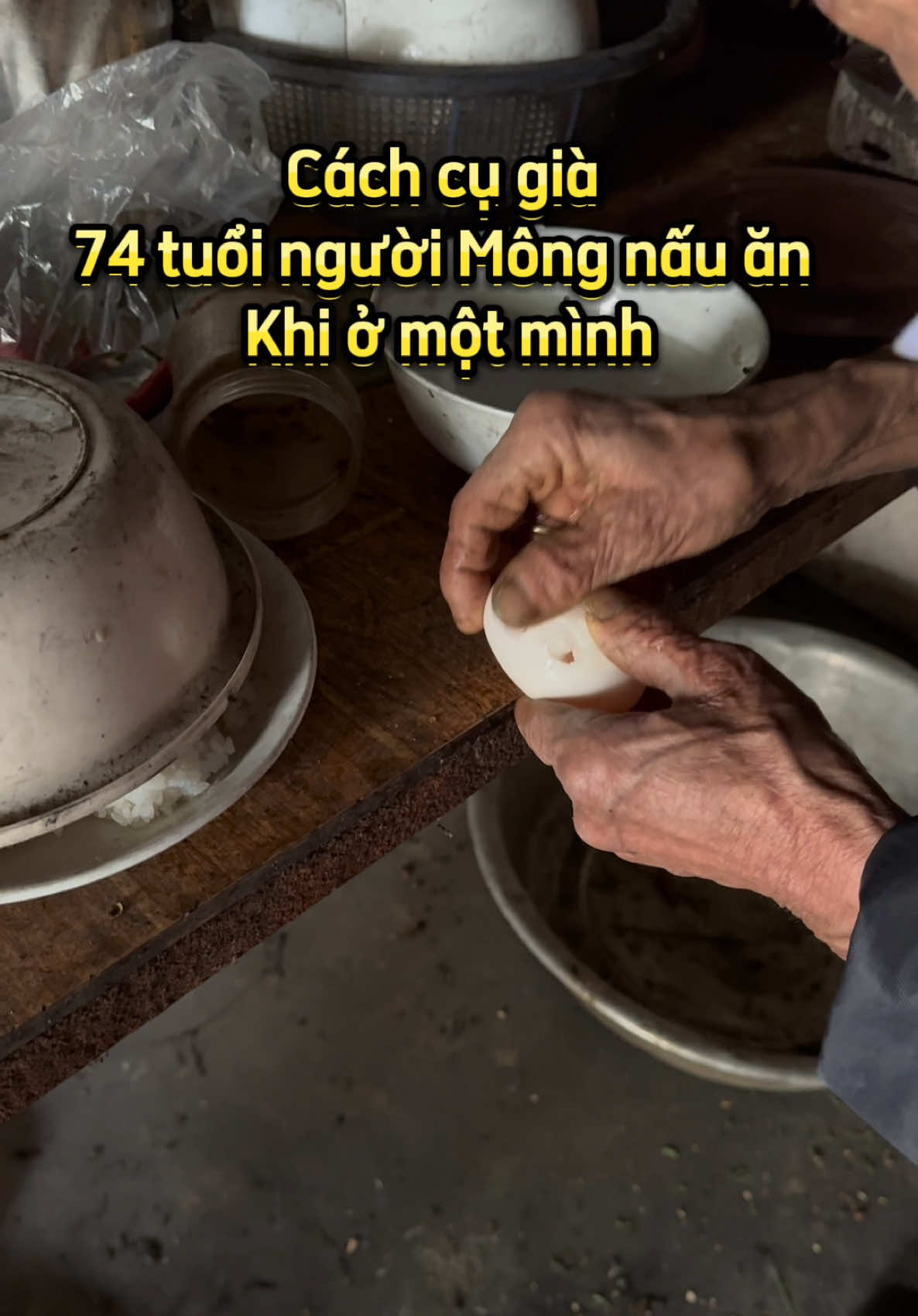 Cách cụ già 74 người Mông ở một mình nấu ăn.liệu sau này già hoàn cảnh của chúng ta có giống vậy không?#taybacchanthat #cugianeodon #camdong #nguoigianeodon #longtot 