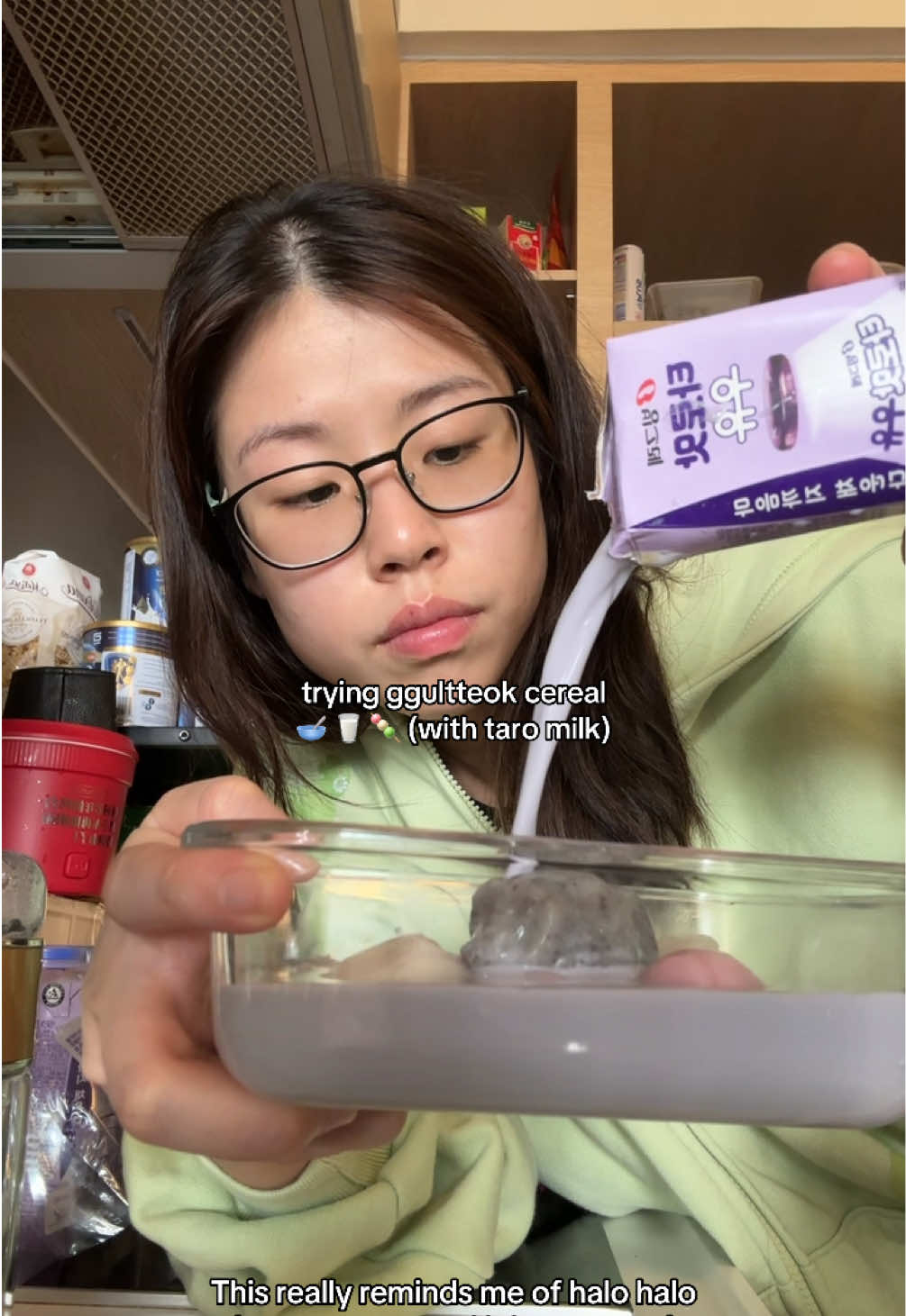 Trying ggultteok cereal with taro milk this time from Bosong rice cake :) #bosongricecake #koreanricecake #koreanfood #ricecake #ricecakemukbang #mukbang #mukbangeatingshow #mukbangvideo #jeolpyeon #songpyeon #ggultteok #asmr #asmrsounds #asmrtiktoks #honeytteok #tiktoksingapore #tiktoksg #tiktok #fyp #fypage #taromilk #taro #ggultteokcereal 