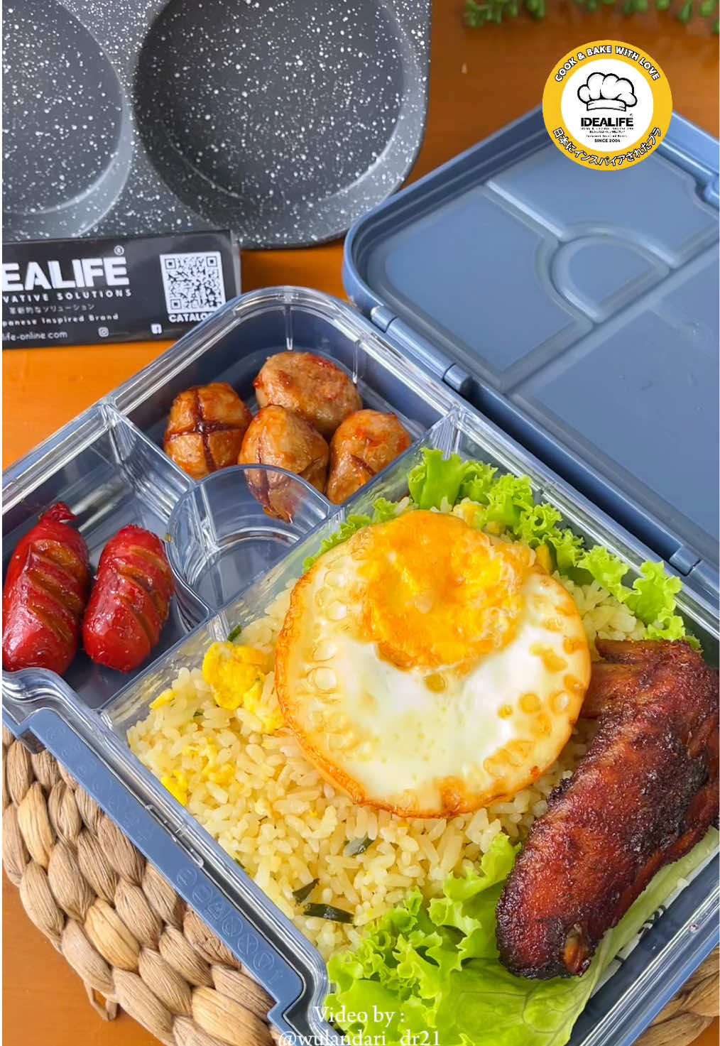 Hari ini aku buat menu bekal simpel dan satset tapi rasanya enak anak-anak pasti suka😍😍 IDE BEKAL NASI GORENG MARGARIN Bahan-bahan : - 3 sdm margarin - 1 batang daun prei/daun bawang - 2 butir telur - 500 gram nasi - 2 sdt Desaku Bawang Putih Bubuk - 1/2 sdt Ladaku Merica Bubuk - 1 sdt garam Pelengkap : - 2 buah sosis - 2 buah telur mata sapi - 4 buah bakso Semua Peralatan by @idealifeonline_  Ide Resep Harian di @idealifeonline.resep  Idealife Official Store :  Shopee : idealifeoutlet  Tokopedia : idealifeoutlet  Produk yang aku pakai di vidio :  IDEALIFE Egg Pan Granite Diecast -  Wajan Telur anti lengkat 3 Hole IL-24B ✅nonStick Marble Coating ✅easy to pour and turn over ✅cocok untuk semua jenis kompor termasuk induksi ✅panci 7 lapis berkualitas tinggi ✅greblon c3+ German Technology ✅FDA Approved dan PFOA Free ✅bonus : Oil Brush #idebekal #masakanseharihari #idebekalsuami #idebekalanak #masakansimple #masakansatset 