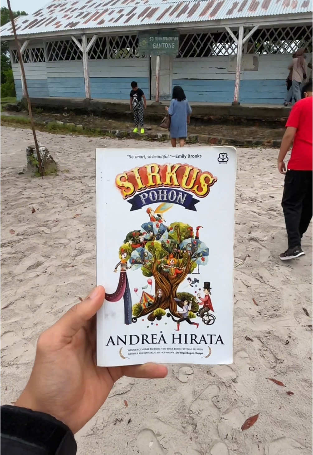 Cinta memihak mereka yang menunggu #rekomendasibuku 