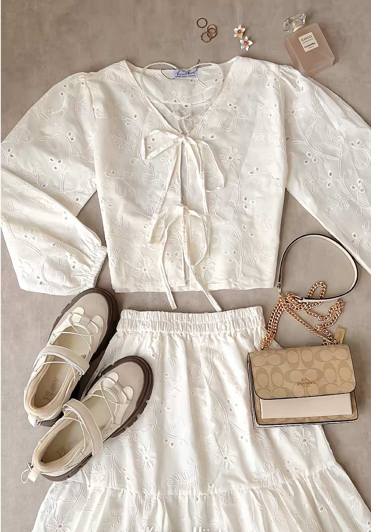 White Raya Outfit 🤍❄️☁️✨ pake Florence Oneset sooo cutieee. Bisa dipake buat kondangan atau liburan jugaa 🎀🤍🧚🏻🌸 #onesetkoreanstyle #atasangemes #rokkoreanstyle #blousekoreanstyle 