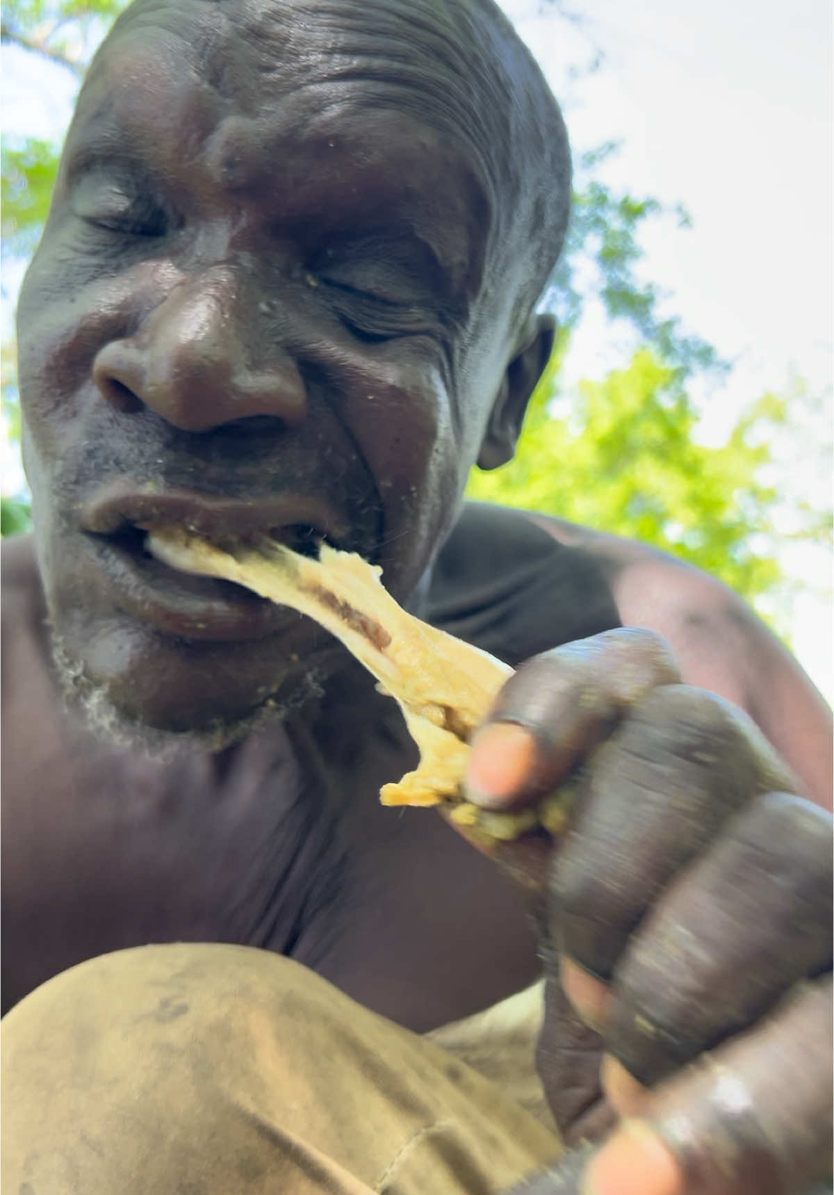 HADZABE ENJOYING BREAKFAST 😂😂😂. They have strongbteeth regardless of age!! ☺️☺️ #hadzabetribe #tribalheritage #fypシ゚viral🖤tiktok #creatorsearchinsights #FoodLover #tiktokindia_ #tiktokindonesia #fypp #mukbangeatingshow #indiatiktok #fyp 