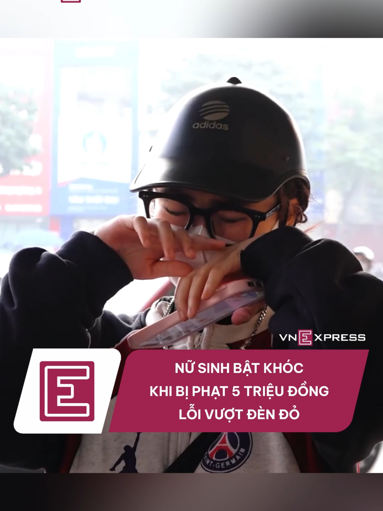 Nữ sinh bật khóc khi lực lượng CSGT thông báo mức phạt với lỗi vượt đèn đỏ là 5 triệu đồng và trừ 4 điểm giấy phép lái xe. #vnexpress #vne #tiktoknews #csgt #giaothong