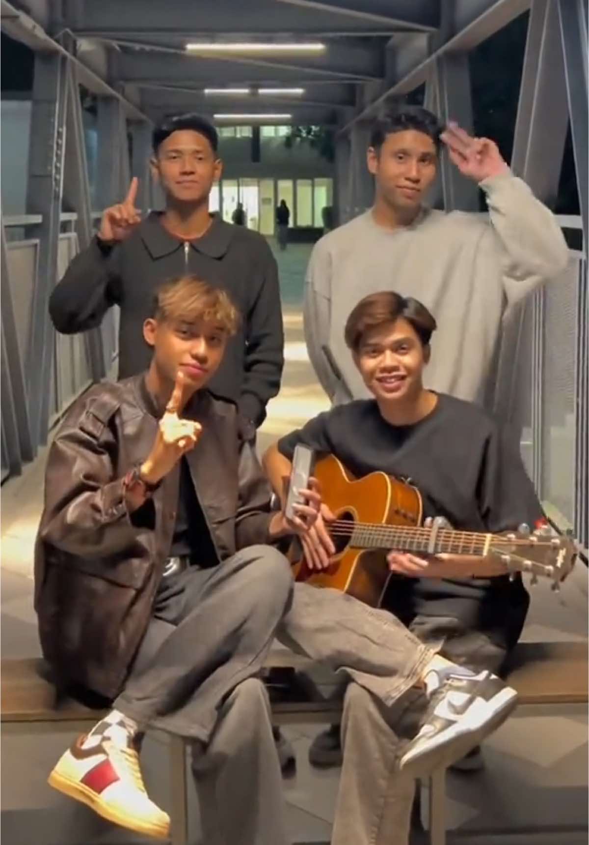 Nak part 2 ? Btw guys , lagu semua yg kitaorng nyanyi ni belum release tau , staytuned dalam tahun 2025 ni !! ❤️  #jauhjauh #danialkifli @mhafizull @Yusrii N. @itzaimansyahmi 