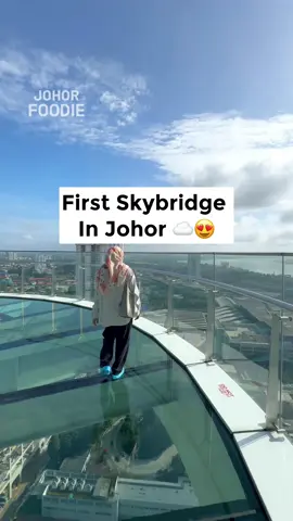 Check out FIRST Skybridge in Johor ☁️😍 📍Skyscape @ Menara JLand, JBCC, Johor Bahru ⏰8:30am - 10pm (Daily) 💰From RM28 (online ticket ONLY) 🚗Park at JBCC & take the elevator to GF