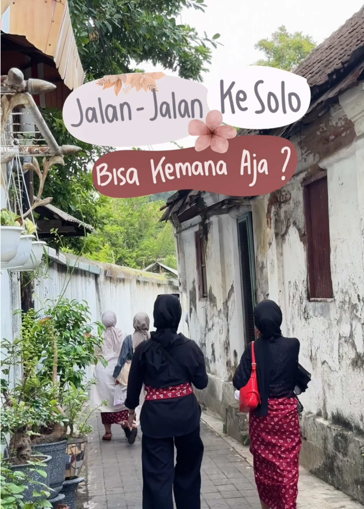 Seruu banget jalan-jalan kali ini🥰🥰 Kalian wajib banget buat dateng ke destinasi-destinasi yang aku rekomendasiin guyss🤩🤩 Karena sangat worth it untuk di kunjungii😍 #solo #solo24jam #exploresolo #placetogosolo #kampungbatiklaweyan #solosafari #museumtumurun #lokanantabloc #pasartriwindu #wisatasolo 