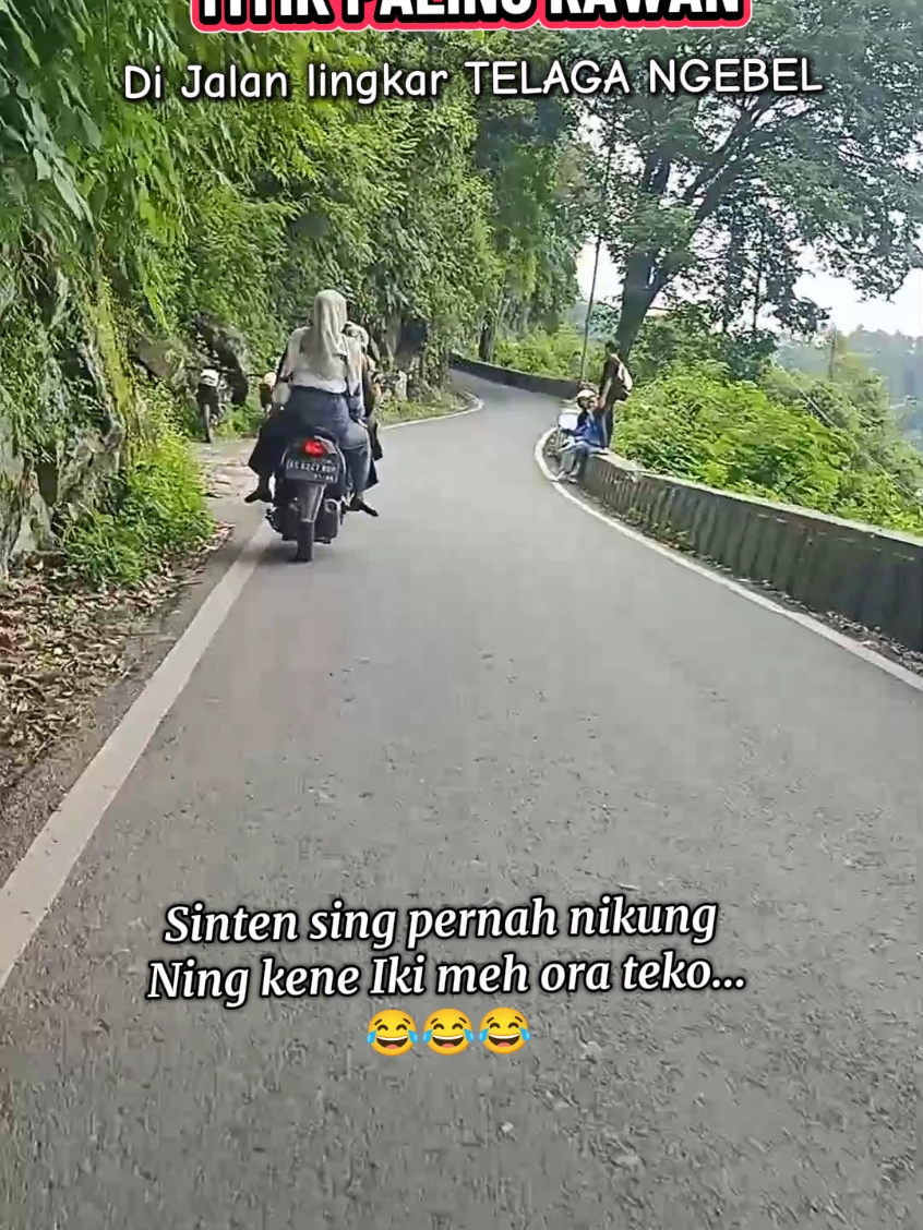 Di Jalan lingkar telaga Ngebel ada satu titik yang perlu di waspadai tepatnya di sebelah selatan telaga. jalanya sempit tikungannya tajam...waspada boloo#ngebel #ponorogo #katakata #Desa #fyp #CapCut #Tikungan #Tanjakan #