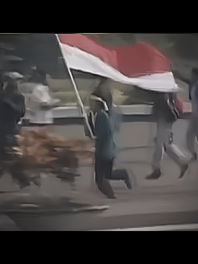 Presiden Indonesia kedua, Soeharto mengundurkan diri dari jabatannya pada 21 Mei 1998 setelah runtuhnya dukungan untuk kepresidenannya yang telah berlangsung selama 32 tahun. Wakil Presiden B.J. Habibie kemudian mengambil alih kursi kepresidenan. Data survei ditangani oleh pihak ketiga. Setiap tanggal 21 Mei diperingati sebagai Hari Reformasi Nasional. Peringatan ini merupakan peringatan atas tragedi yang pernah terjadi dalam ketatanegaraan Indonesia. Hari ini menjadi pengingat atas histori tragedi Mei 1998. ❶❾❾❽ #presiden#soeharto #jendralsoeharto #harto #reformasi #indonesia #indonesia🇮🇩 #21mei1998 #sejarah #history #historyindonesia #histories #bismillahfyp 