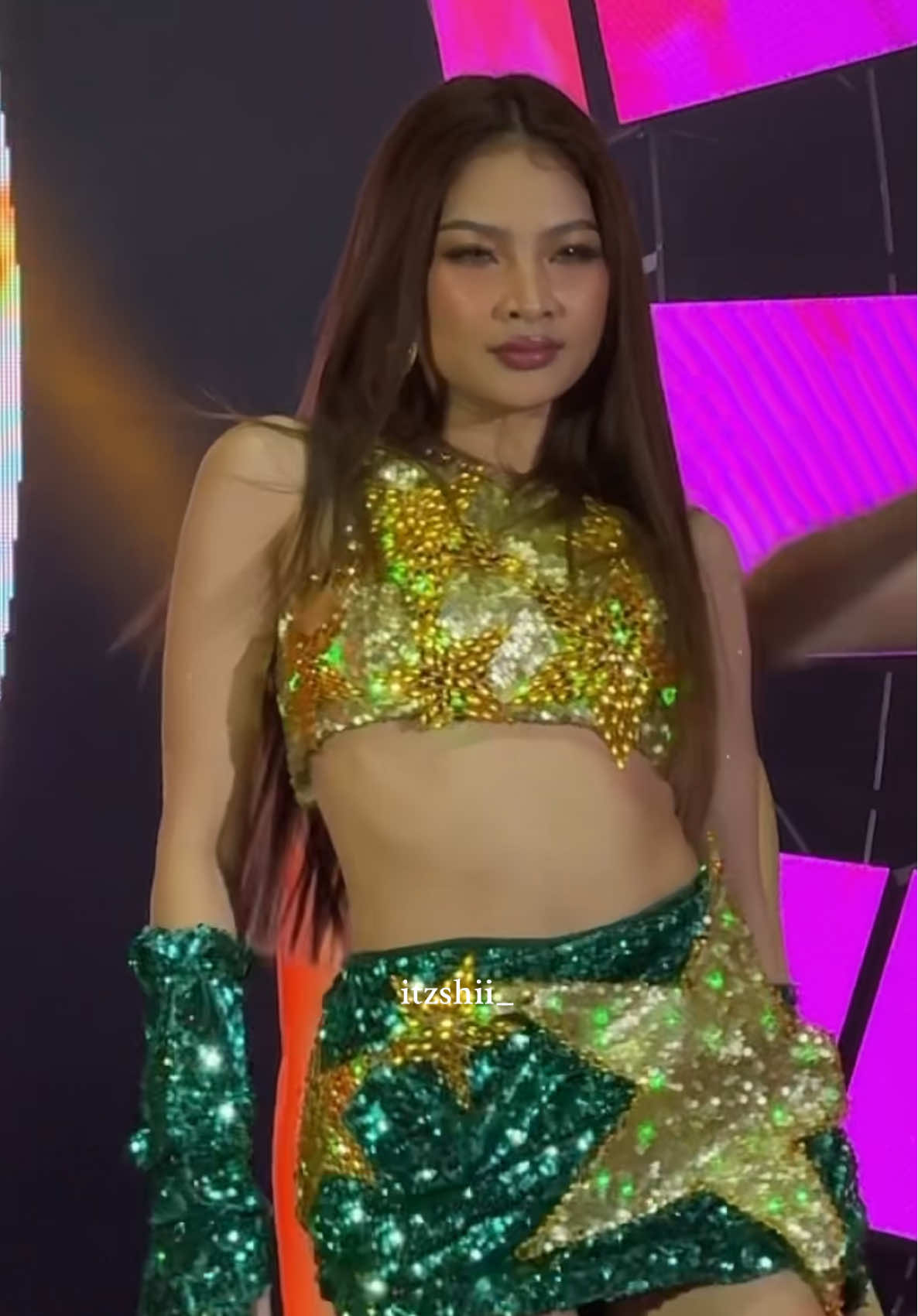 HER AURA IS INSANE! @C O L E T :):)  #bini #biniph #binicolet #colet #coletvergara  #BINIatTheGrandCountdownto2025 #BINIatAyalaAvenueNYE2025 #fyp #foryou 