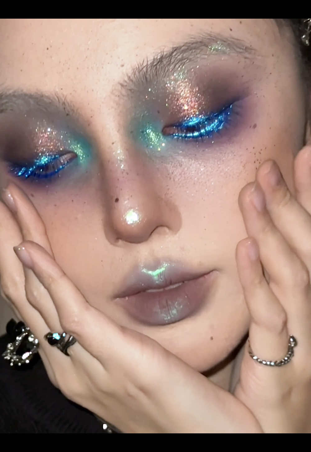 🔹ℑ𝔫𝔣𝔢𝔯𝔫𝔬  It‘s giving The River Styx and Hellfire~ Gorgeous multichrome eyeshadow color&glitter lips ##makeup#motd #creativemakeup #mua #editorialmakeup #faceart #highfashion #gothicmakeup 