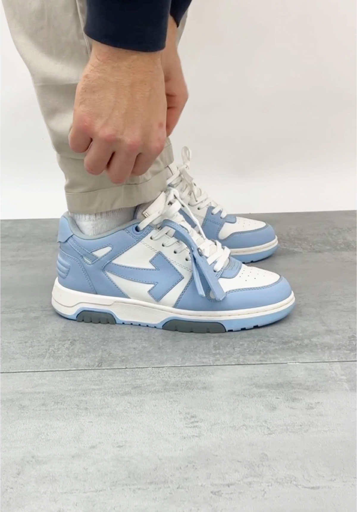 An on-foot look at the Off-White ‘out of office’🧼  #offwhite #sneakers #mensfashion #menssneakers #offwhitesneakers #outofoffice #unboxing 