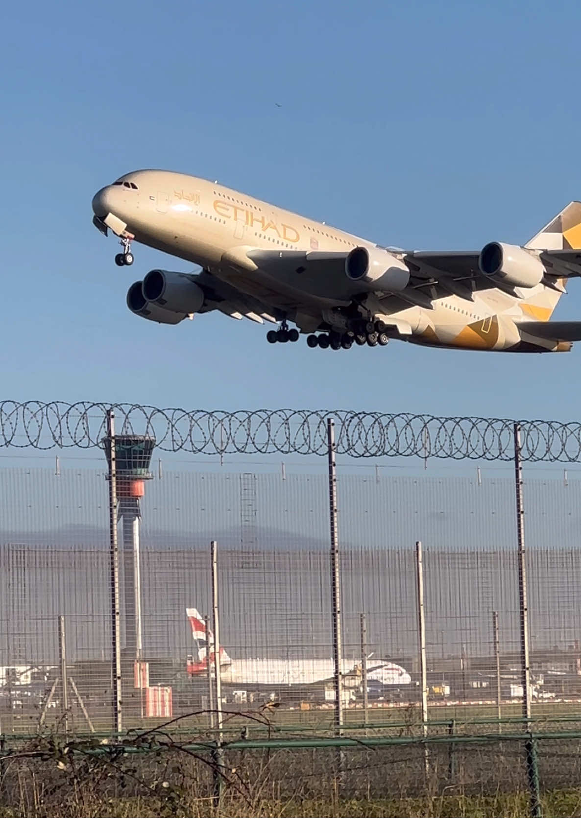 The Massive Golden Bird Takes off in a Remarkable way!😱✈️ #Etihad Airways Airbus A380 🇦🇪 #airbus #airbusa380 #aviation #airplane #takeoff #airport #planespotting #avgeek #fyp