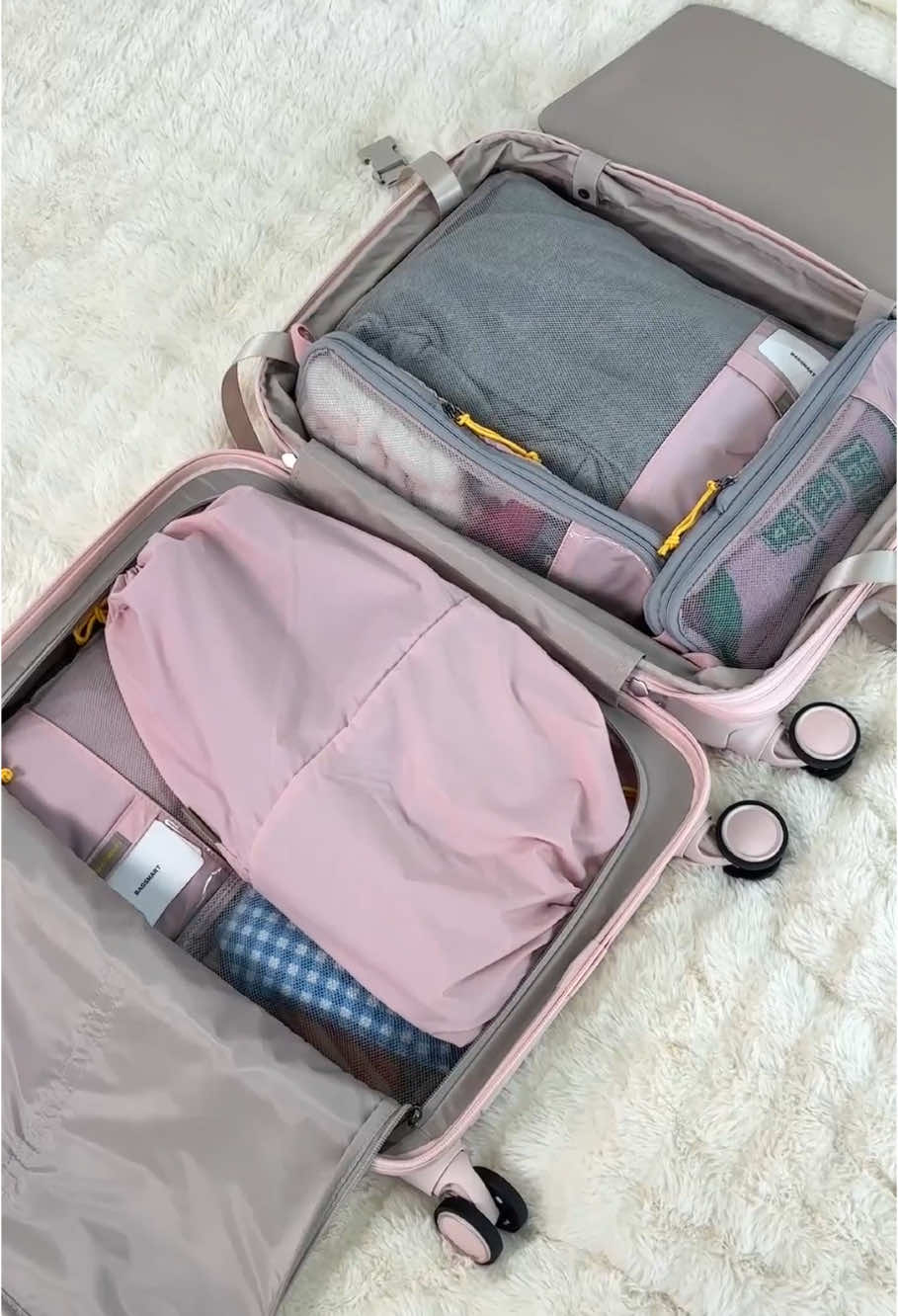 I hope my 2025 is this organized 👀💅🏻🐐🥹#bagsmart #travelbag #packingcubes #travel #traveltiktok #packing #organize