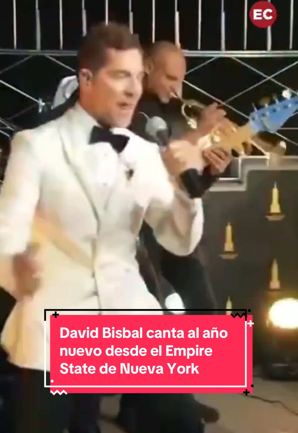 David Bisbal canta al año nuevo desde el Empire State de Nueva York 🌉 El artista almeriense cantó un par de temas desde el edificio más emblemático de Nueva York  📲 Síguenos para estar informado de todo lo que pase #davidbisbal #navidad #nuevayork #empirestate