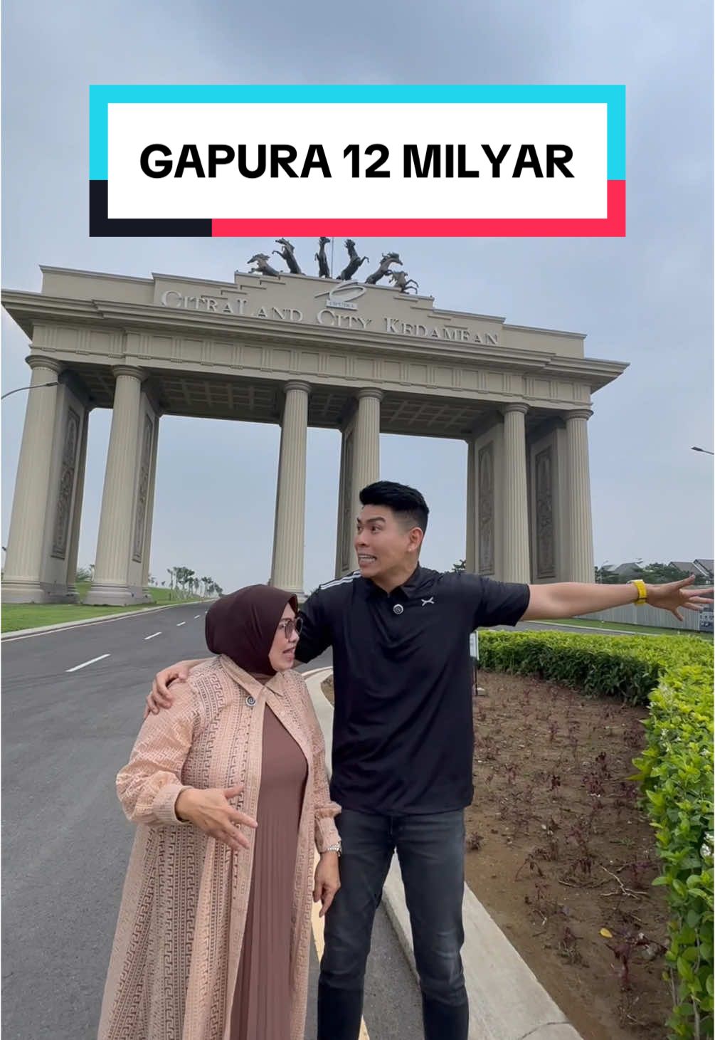 Gapura @CitraLand City Kedamean termewahhh yang pernah aku lihat langsung !! Buset dah 12 Milyar buat bangun gapura. Kalo kalian punya 12M, apa yang kalian beli pertama kali?