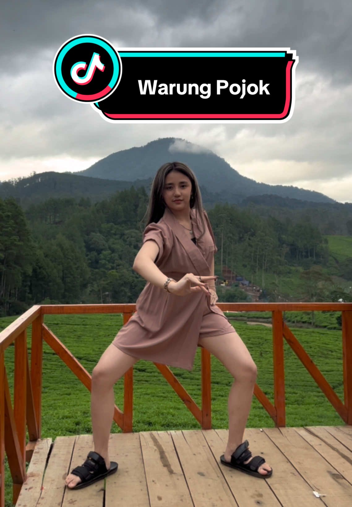 Sendalnya udah gunung banget kan #warungpojok #cicigeol #tari #pandaganjaya