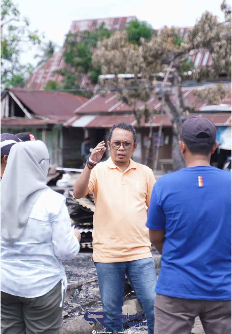 Bersama Dinas terkait untuk meninjau dan melihat langsung kondisi pasar sausu yang terbakar pada tanggal 1 januari 2024 dini hari..dalam kesempatan ini di hadiri oleh kadis UKM dan BPBD sekaligus menyerahkan bantuan kepada keluarga yang terdampak dari kebakaran. Semoga kita selalu dalam lindungan Allah dan tetap semangat kedepannya dan tetap berhati hati serta selalu waspada dalam setiap meninggalkan rumah untuk tetap aman  #kawansr  #sugiantorerungan #parimo #bpbdparimo #ukmparimo #parimo #bupatiparimo #kebakaran #sausu #tolai #torue #kabparimo #kawansr#sausu #sulteng #kebakaran #bnpb 