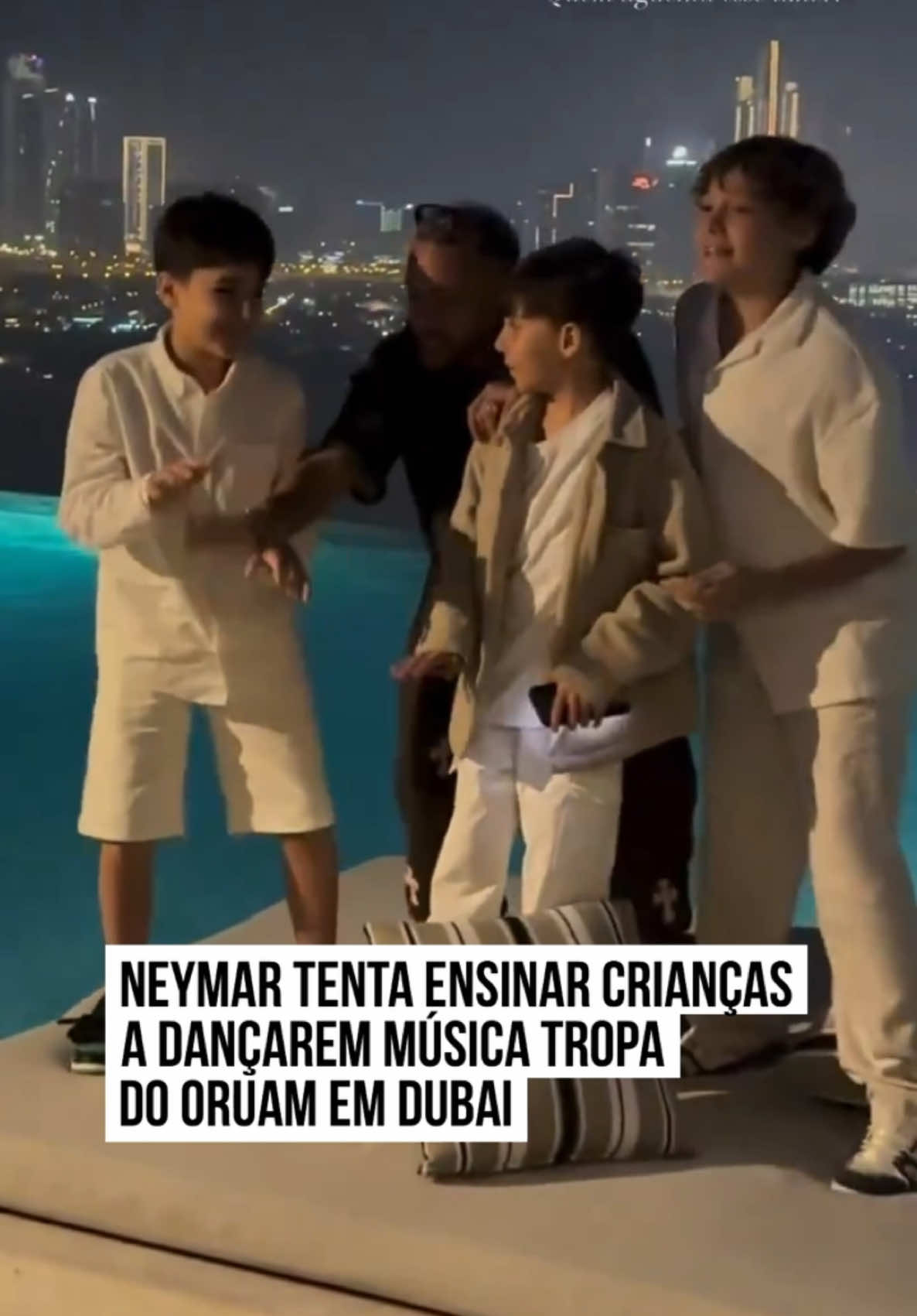 O jogador #Neymar Jr. aproveitou a festa de #Réveillon em #Dubai, nos Emirados Árabes, para ensinar um grupo de meninos a dançarem a música Tropa do #Oruam, uma parceria entre o rapper Oruam, Zé Felipe, MC Tuto e MC Rodrigo do CN. Um vídeo compartilhado nas redes sociais nessa quarta-feira (1/1) mostra o momento em que, do terraço de um prédio, Neymar tenta guiar os meninos no refrão da música. 