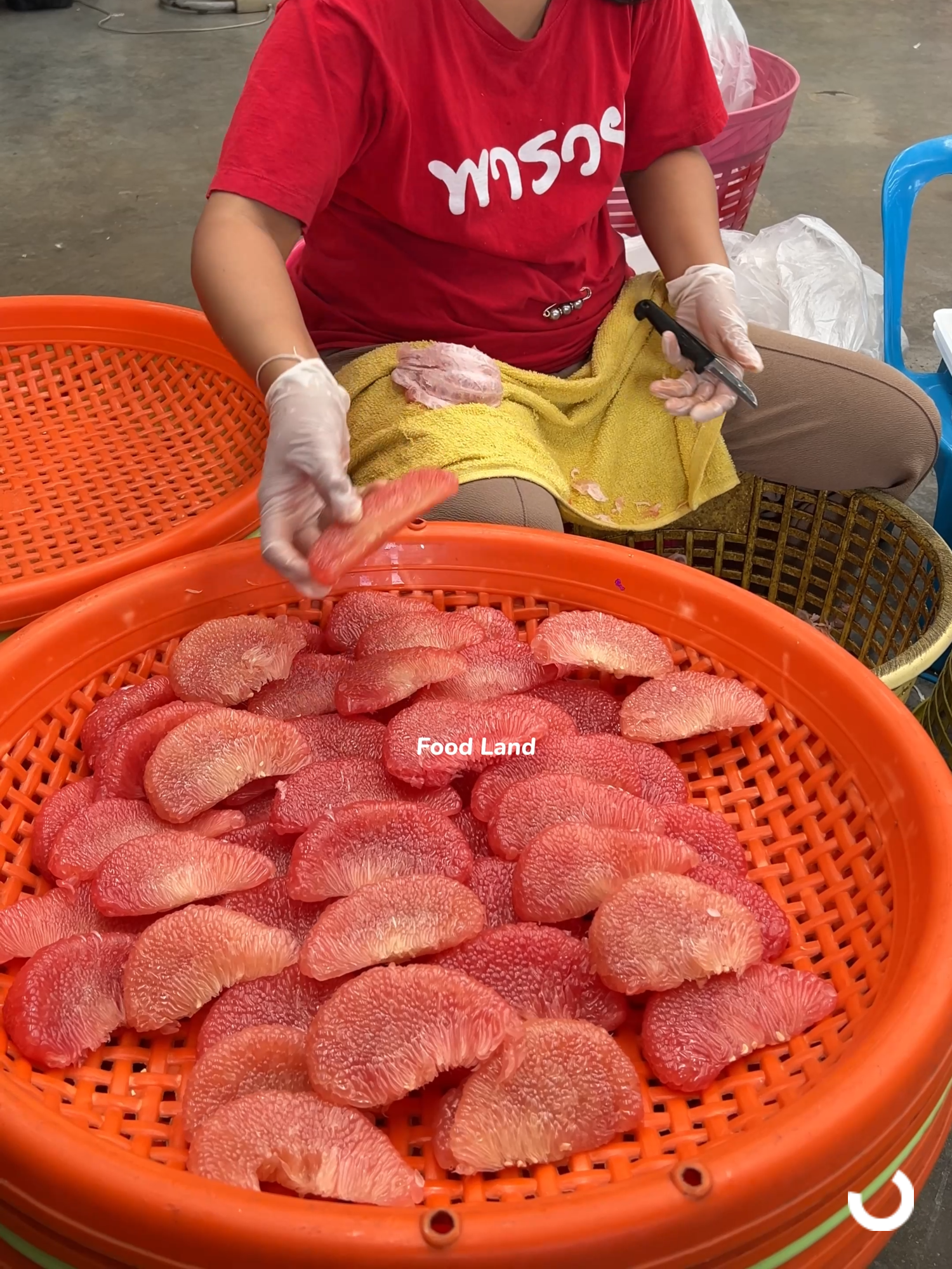 Quickly peeling a pomelo . Shop name: เฮียเอ๋ 📍 Location: Si Mum Mueang Market, Bangkok ,Thailand