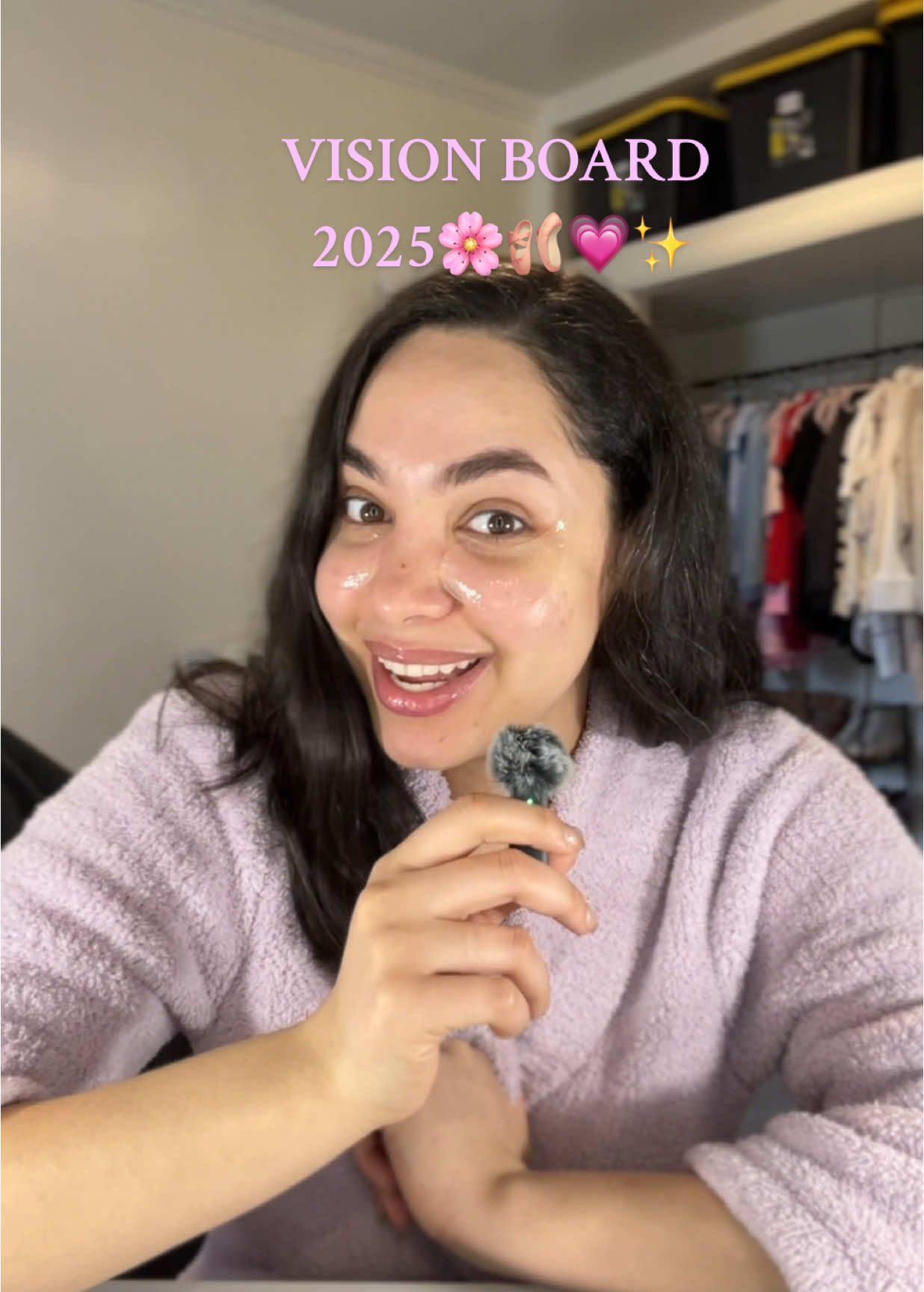 Este video es una señal para que sepas que NO estás tarde para hacer tu visión board💗 Me cuentannn todooo. Si aún no la has hecho, si crees en esto, cómo la piensas hacer, etc.  Las leo🌸  #visionboard #newyearnewme #goals #2025 #myyear #myprime 