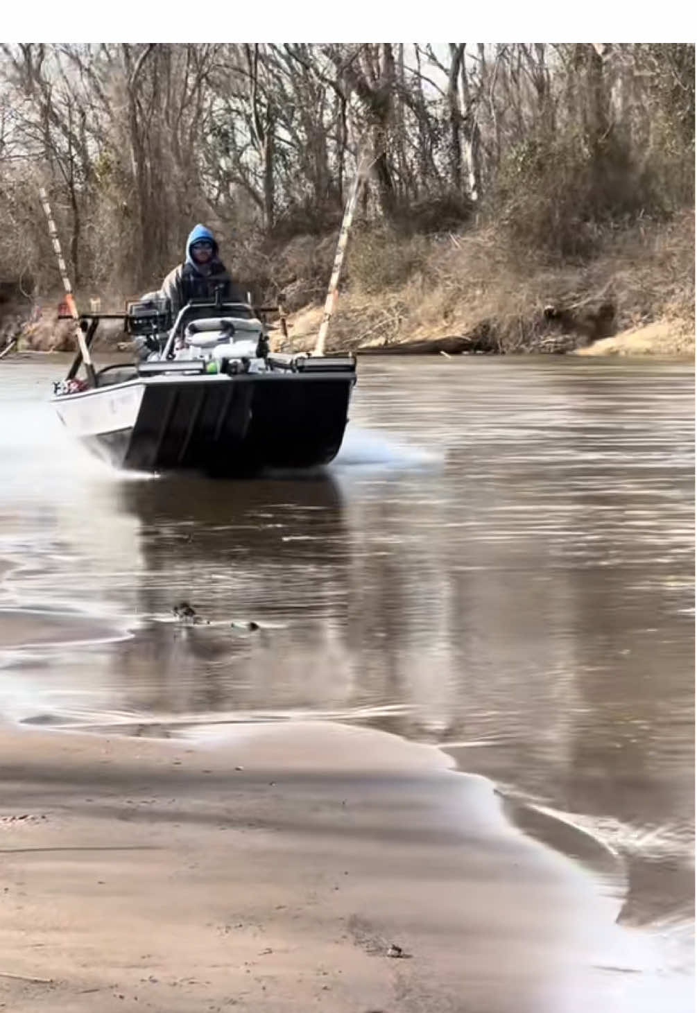 Skimming through the shallows! #fishing #boatlife #fishinglife #boats #jetboat 