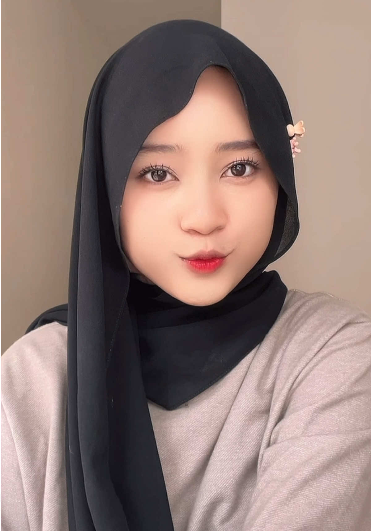 Bukan ketombe di hijab ya abis review skincare huhu